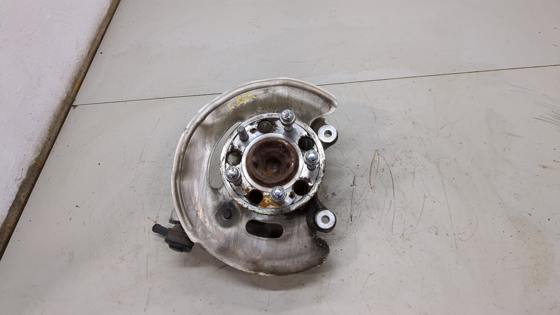 Кулак поворотный передний левый