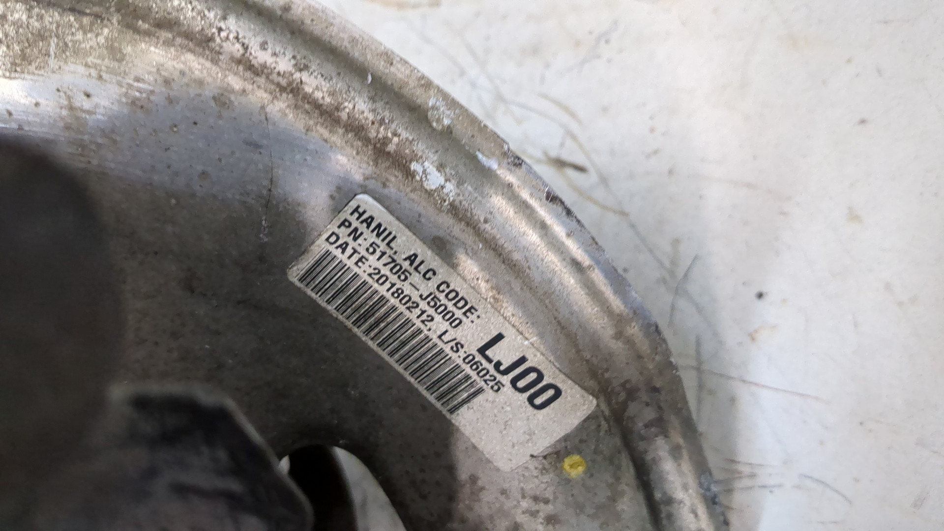 Кулак поворотный передний левый