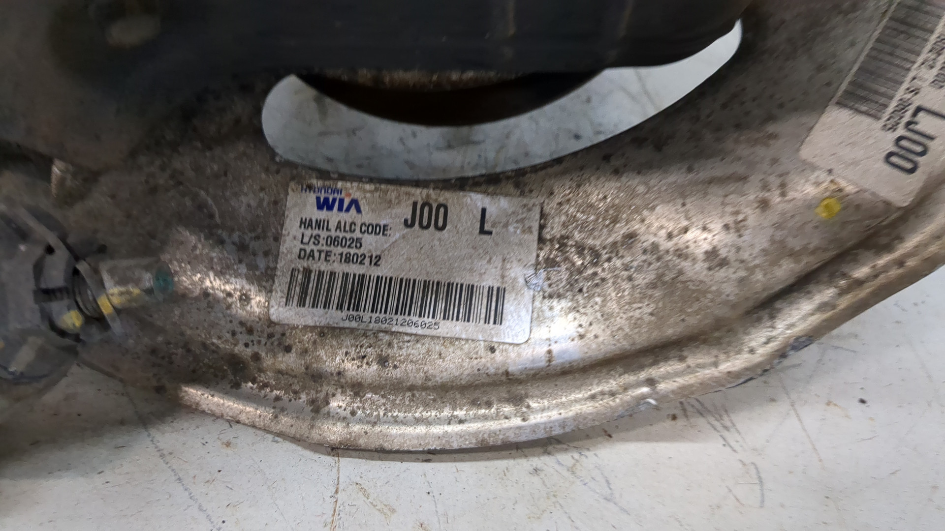 Кулак поворотный передний левый