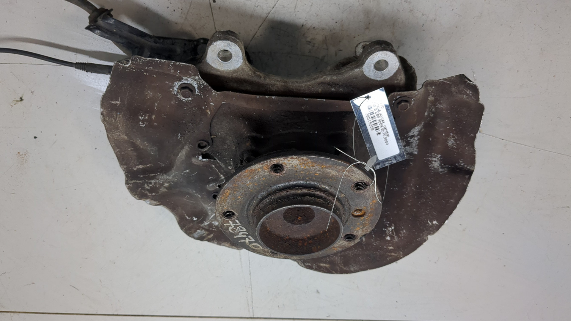 Кулак поворотный передний правый