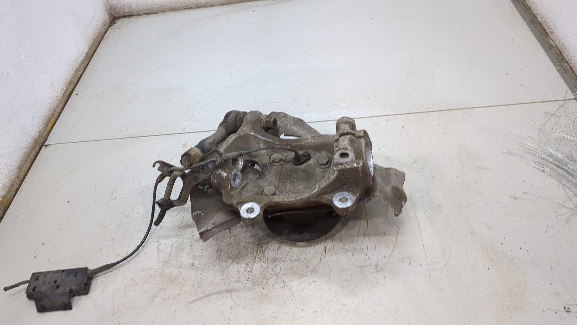 Кулак поворотный передний правый