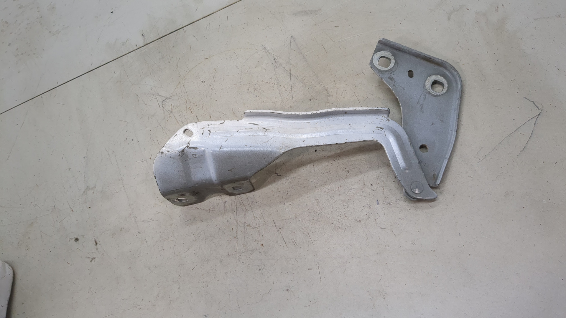 Петля капота правая