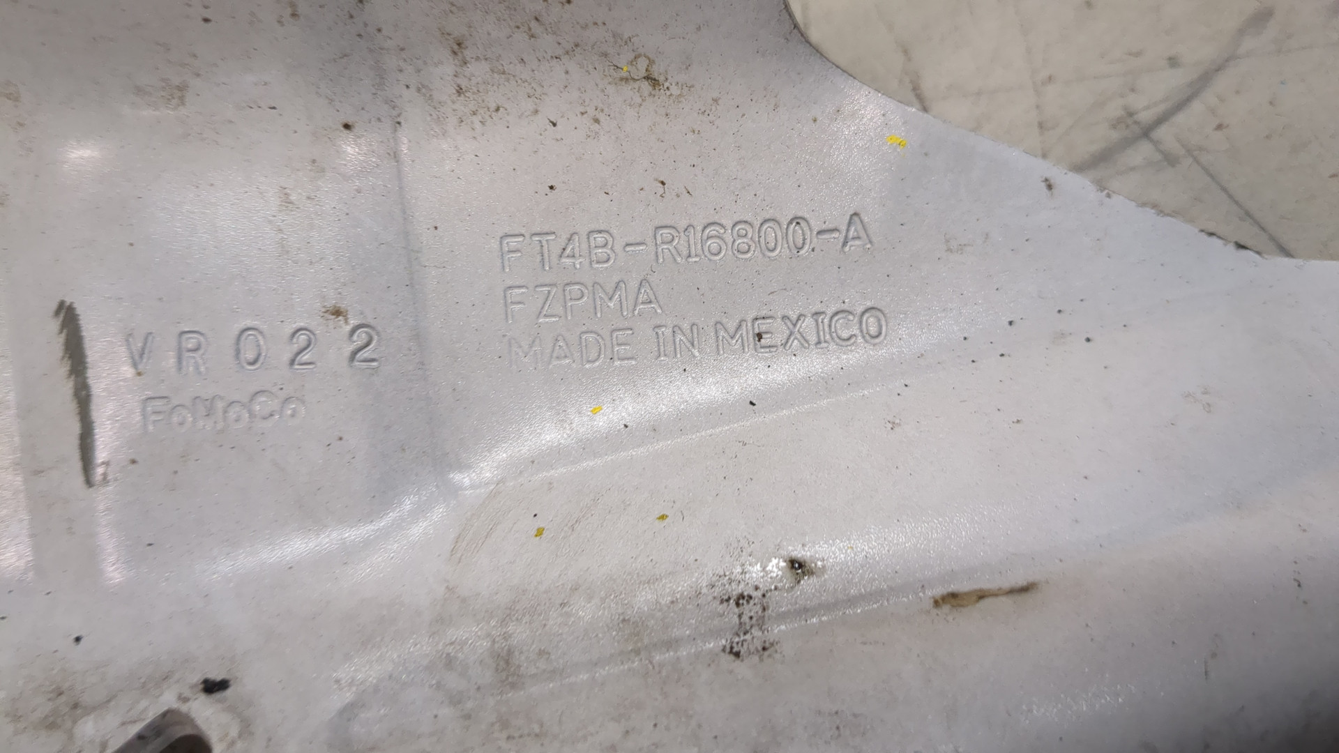 Петля капота правая