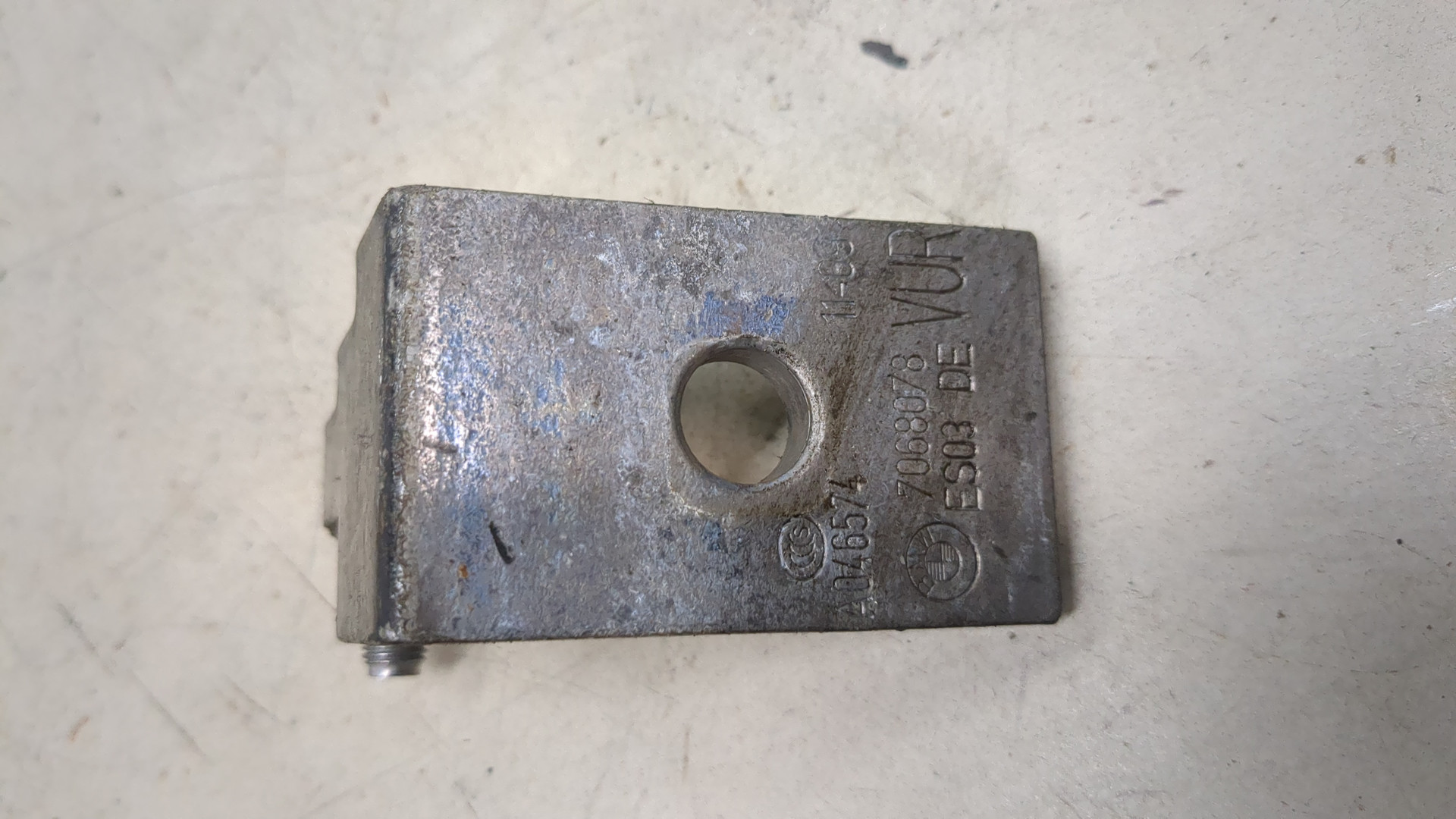 Петля двери