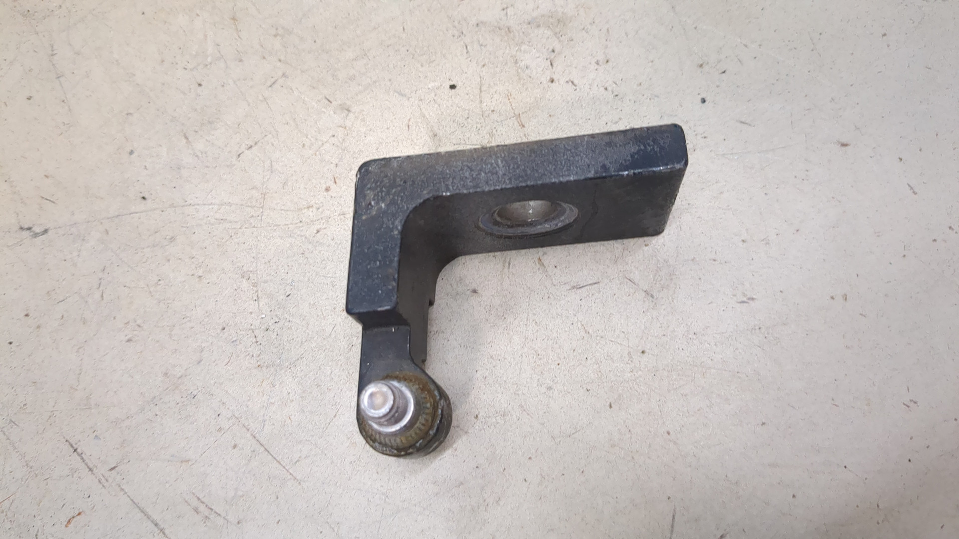 Петля двери