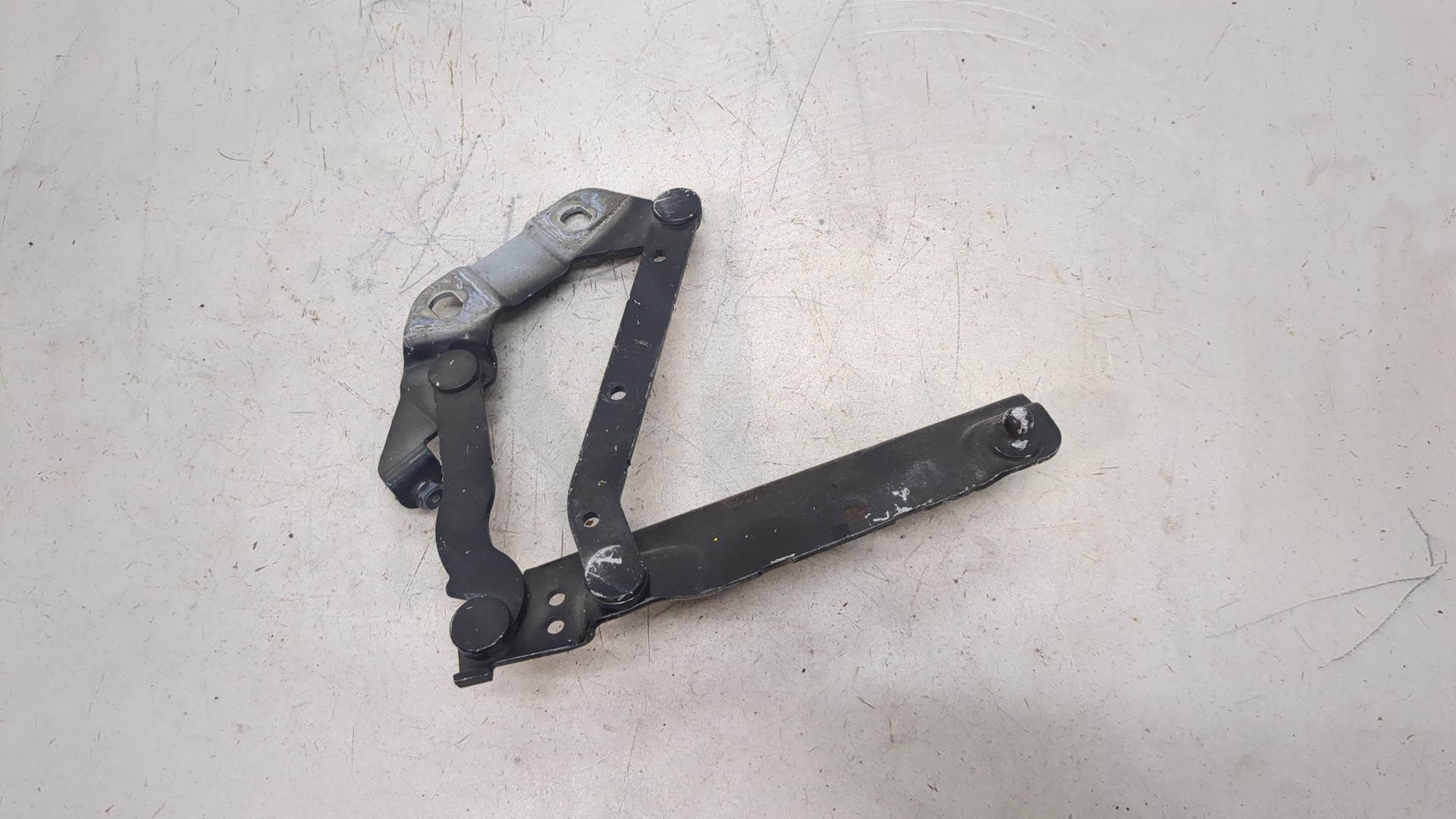 Петля капота правая