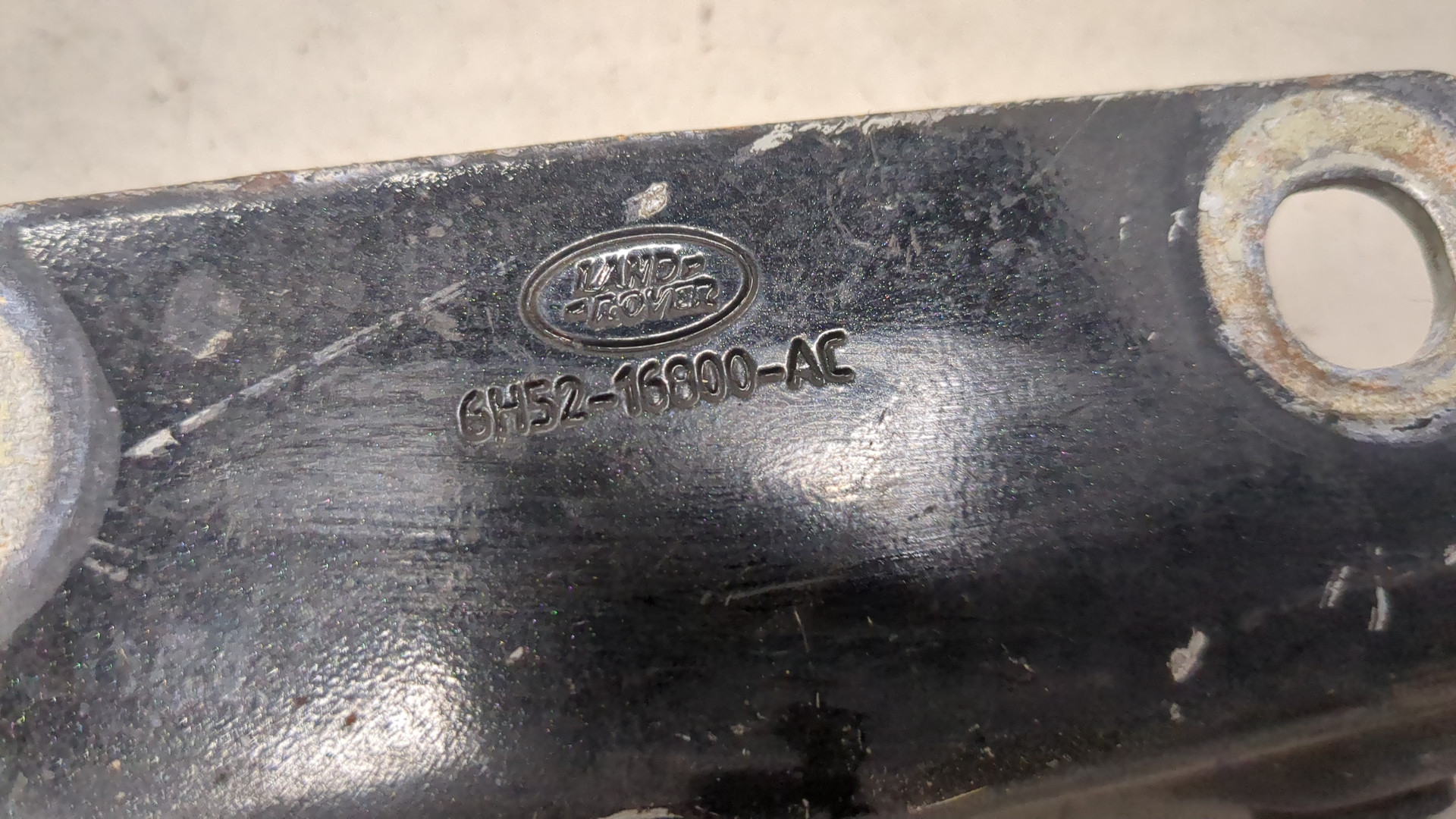 Петля капота правая