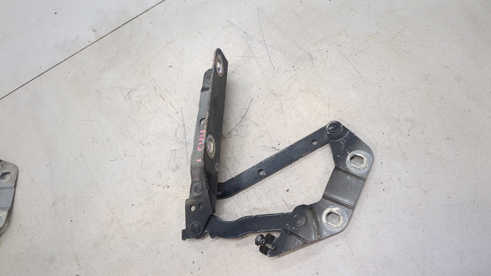 Петля капота правая