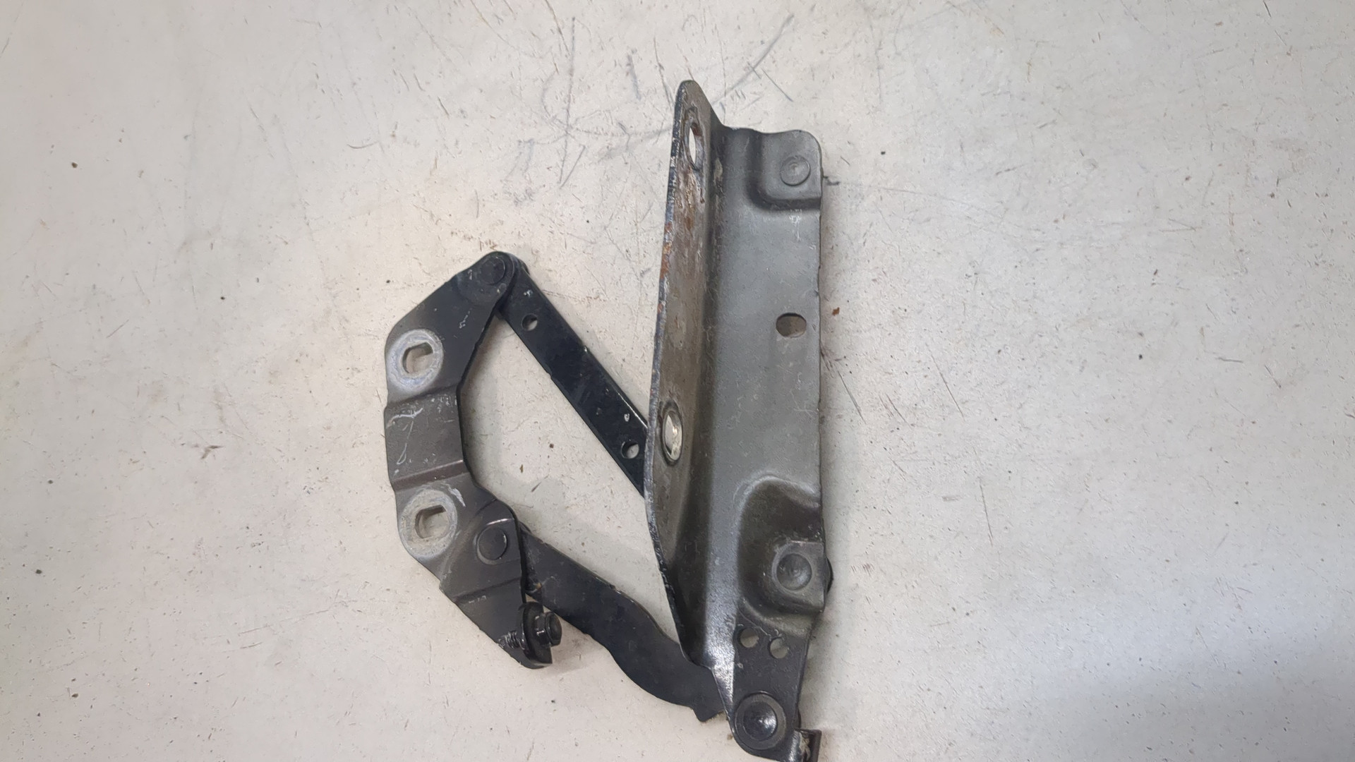 Петля капота левая