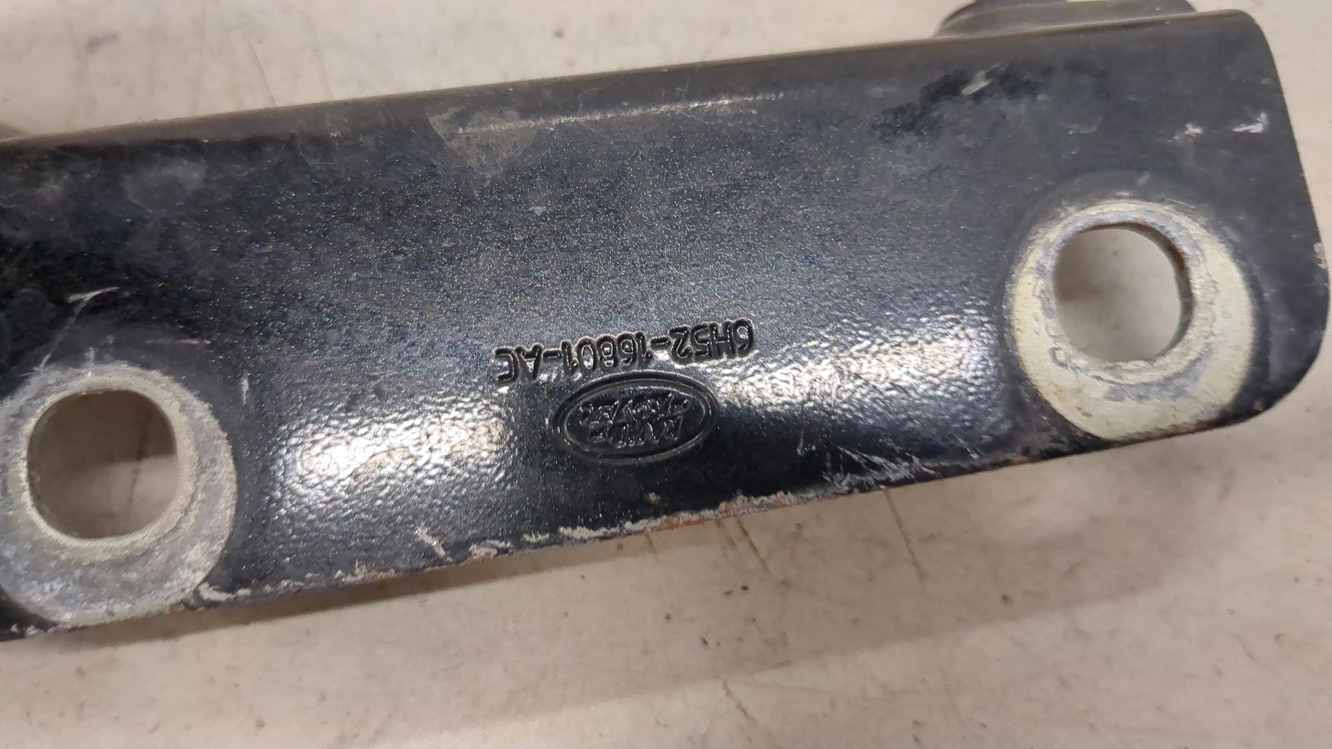 Петля капота левая