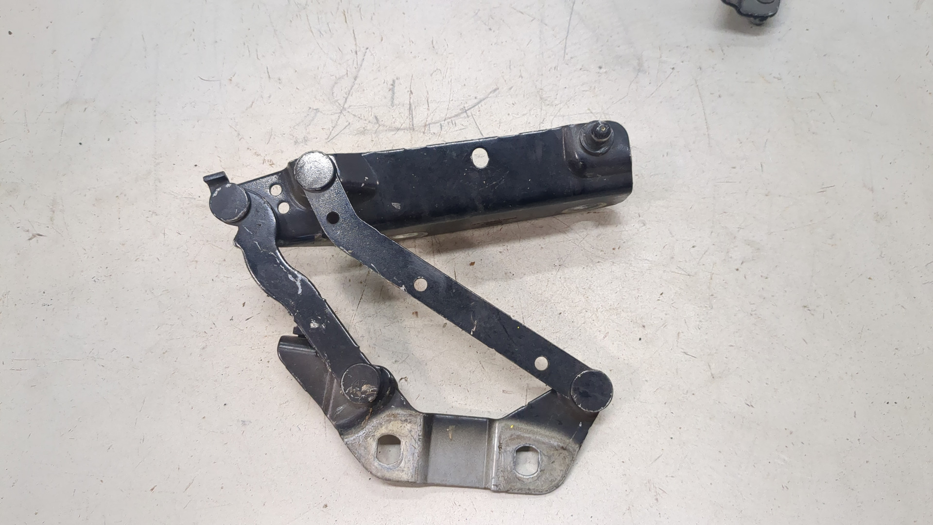 Петля капота левая