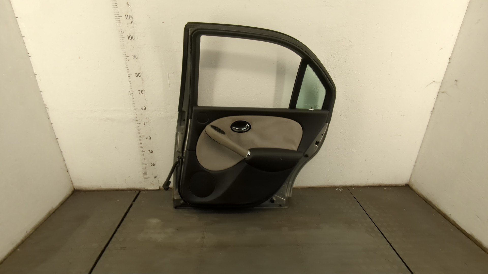 Дверь задняя правая