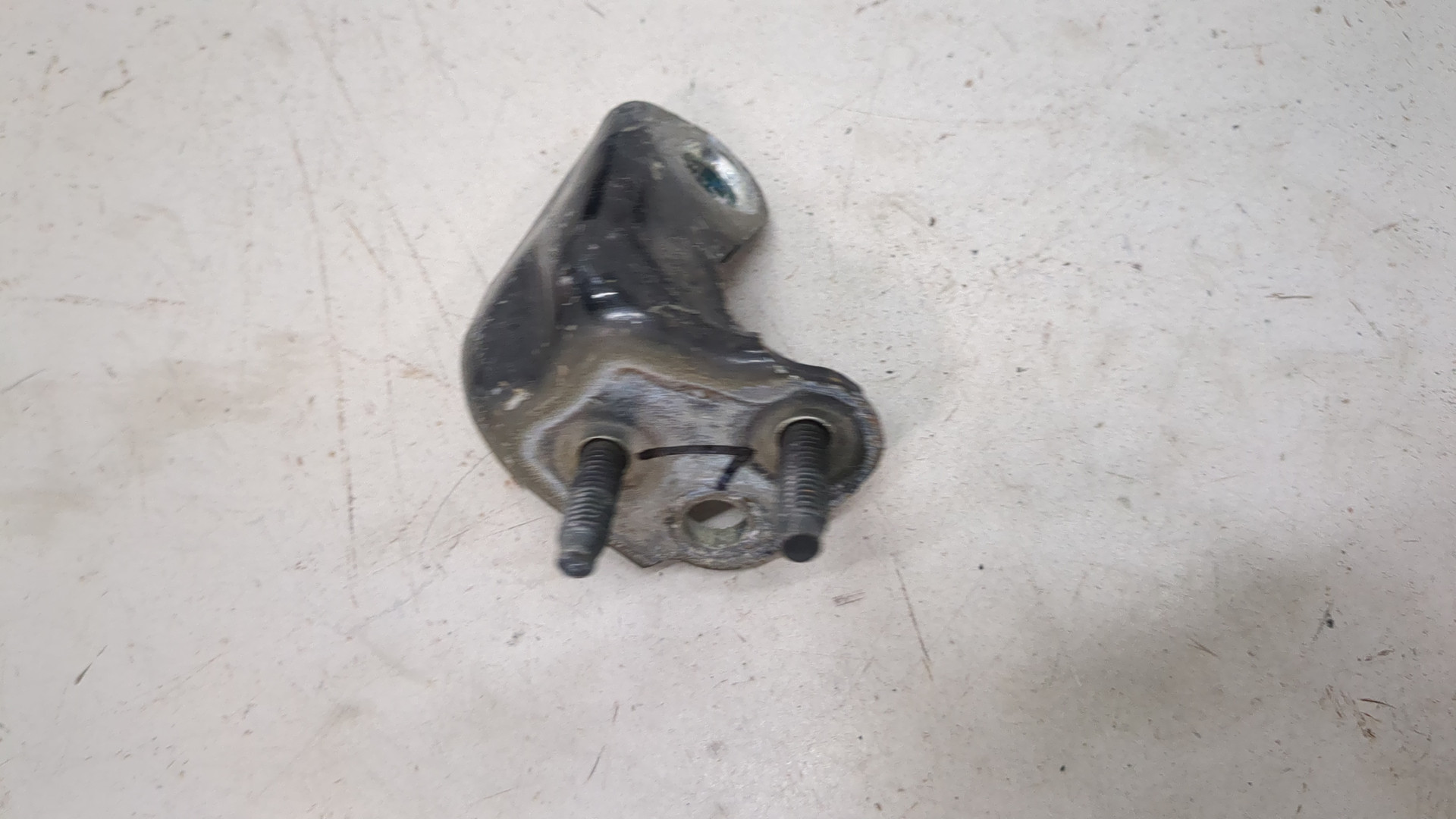 Петля двери