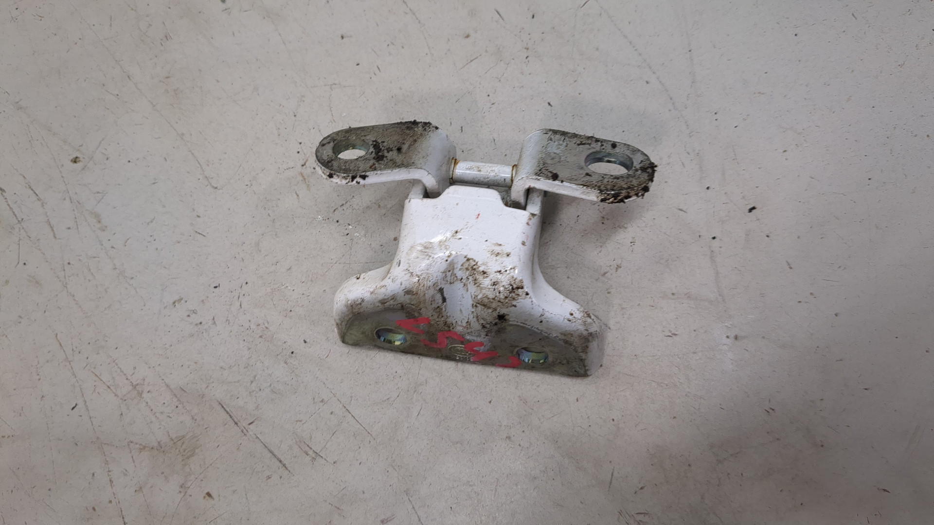 Петля двери