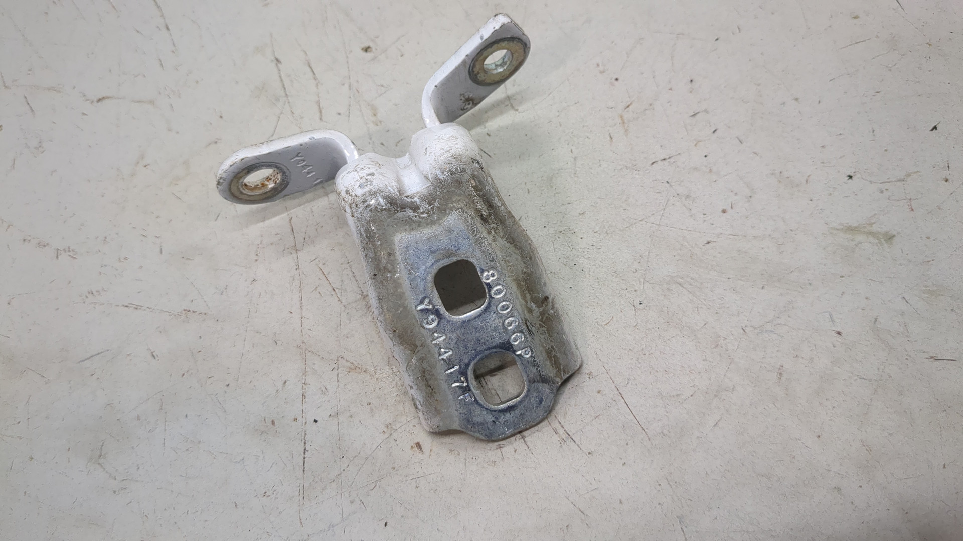 Петля двери