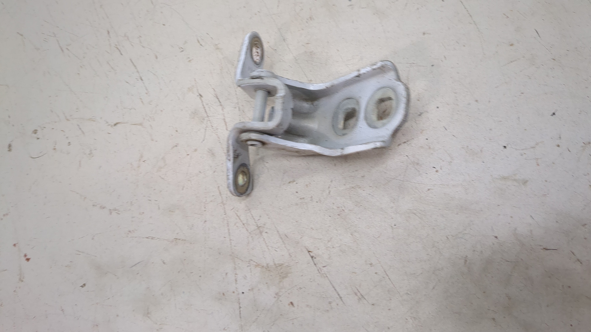 Петля двери