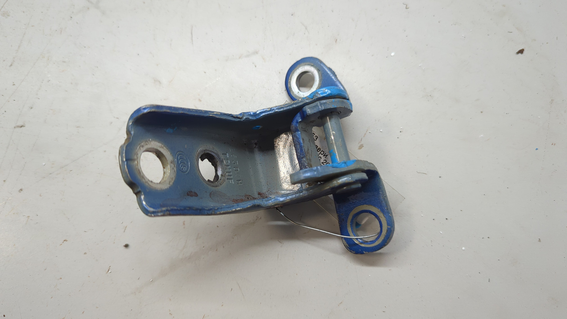 Петля двери