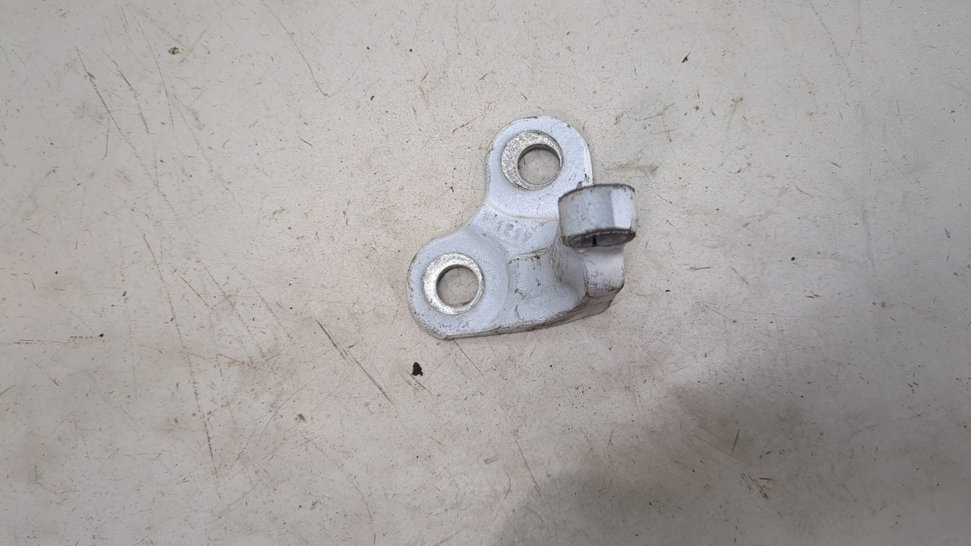 Петля двери