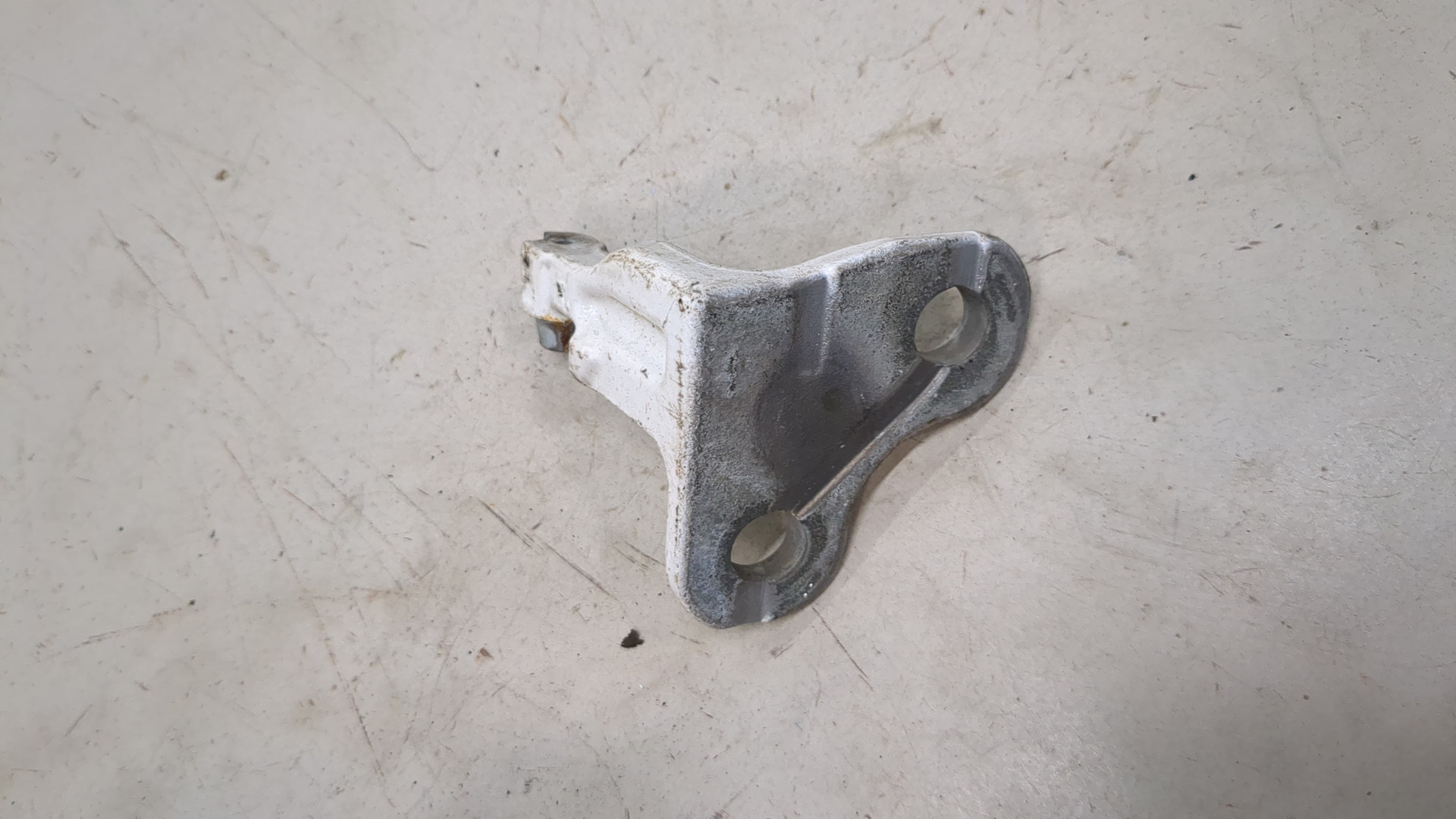 Петля двери