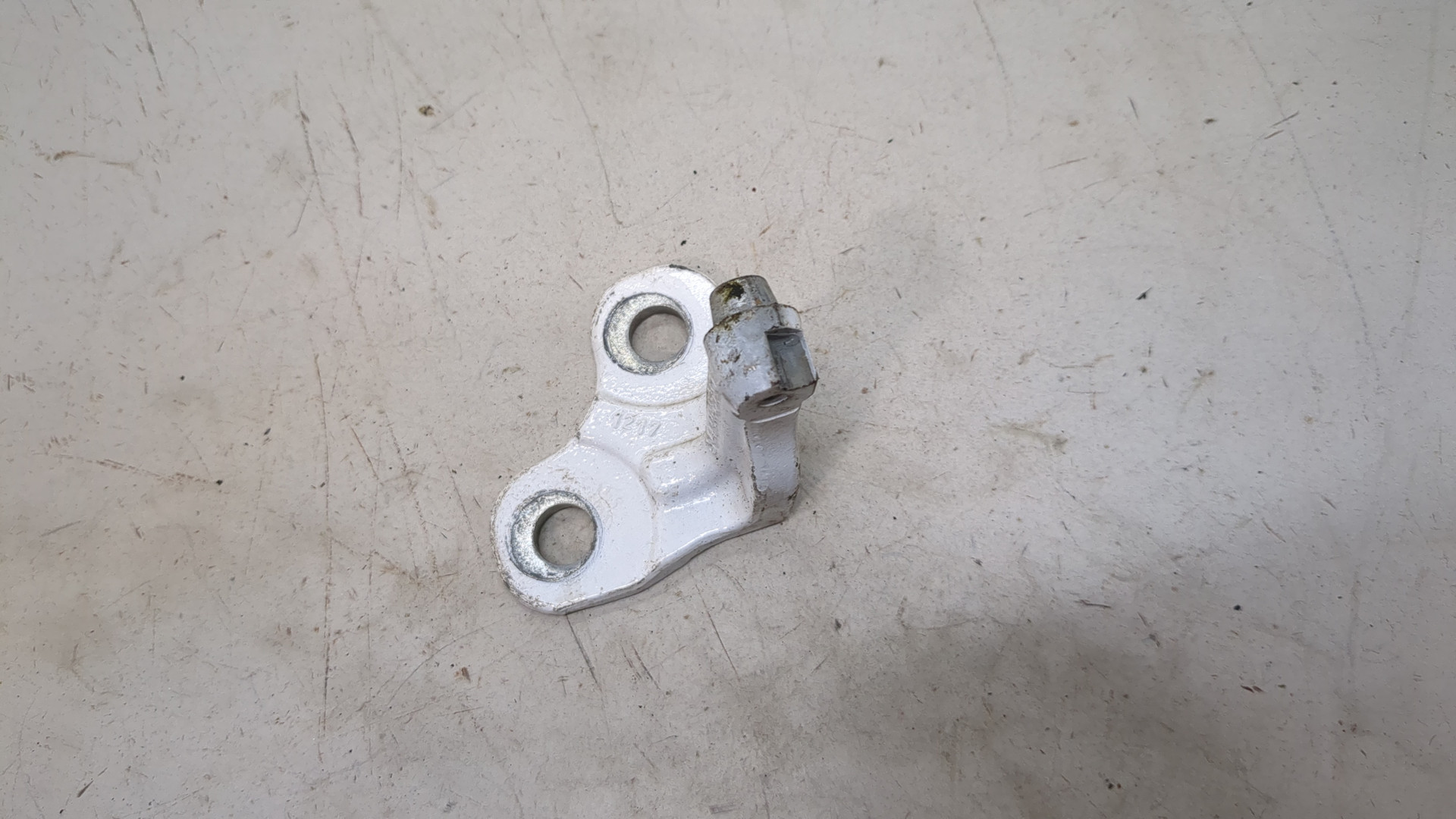 Петля двери