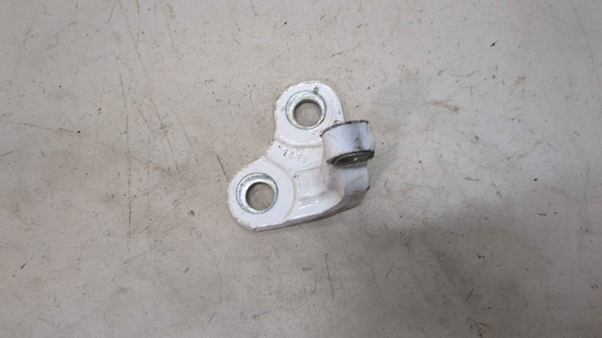 Петля двери