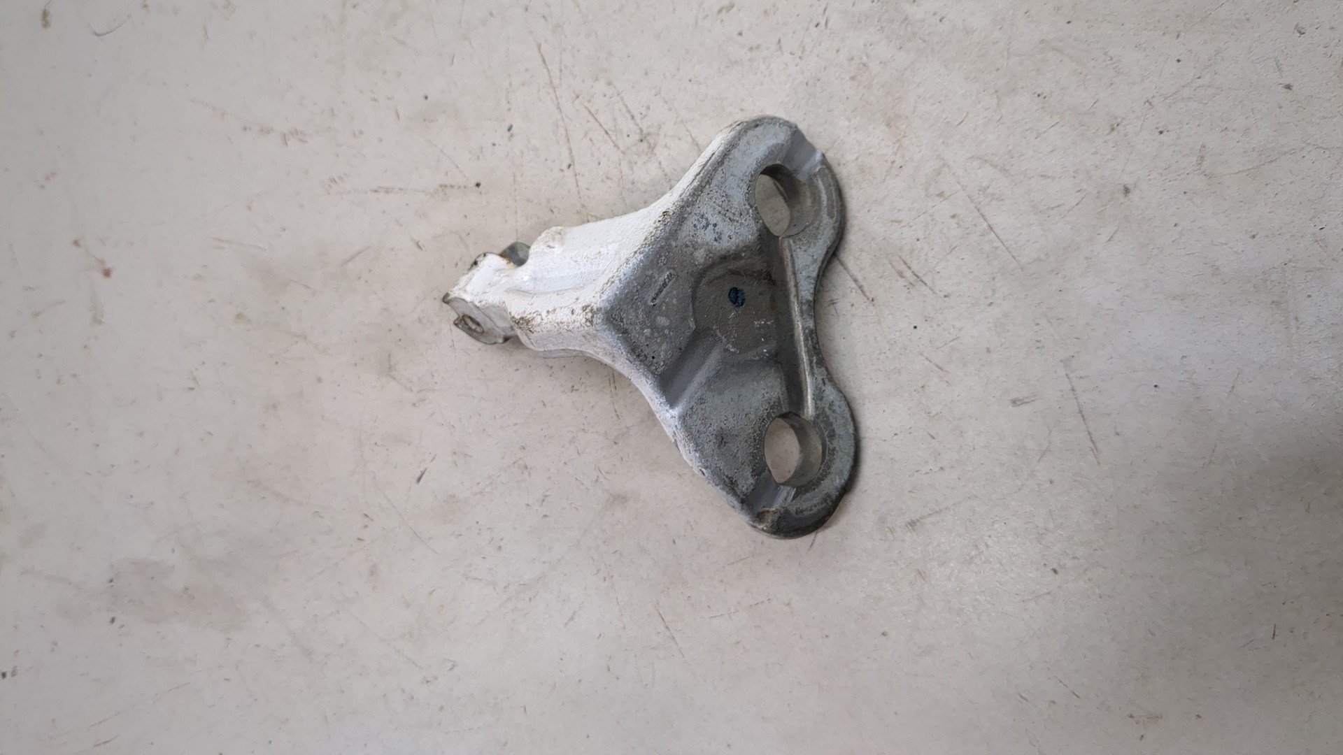 Петля двери