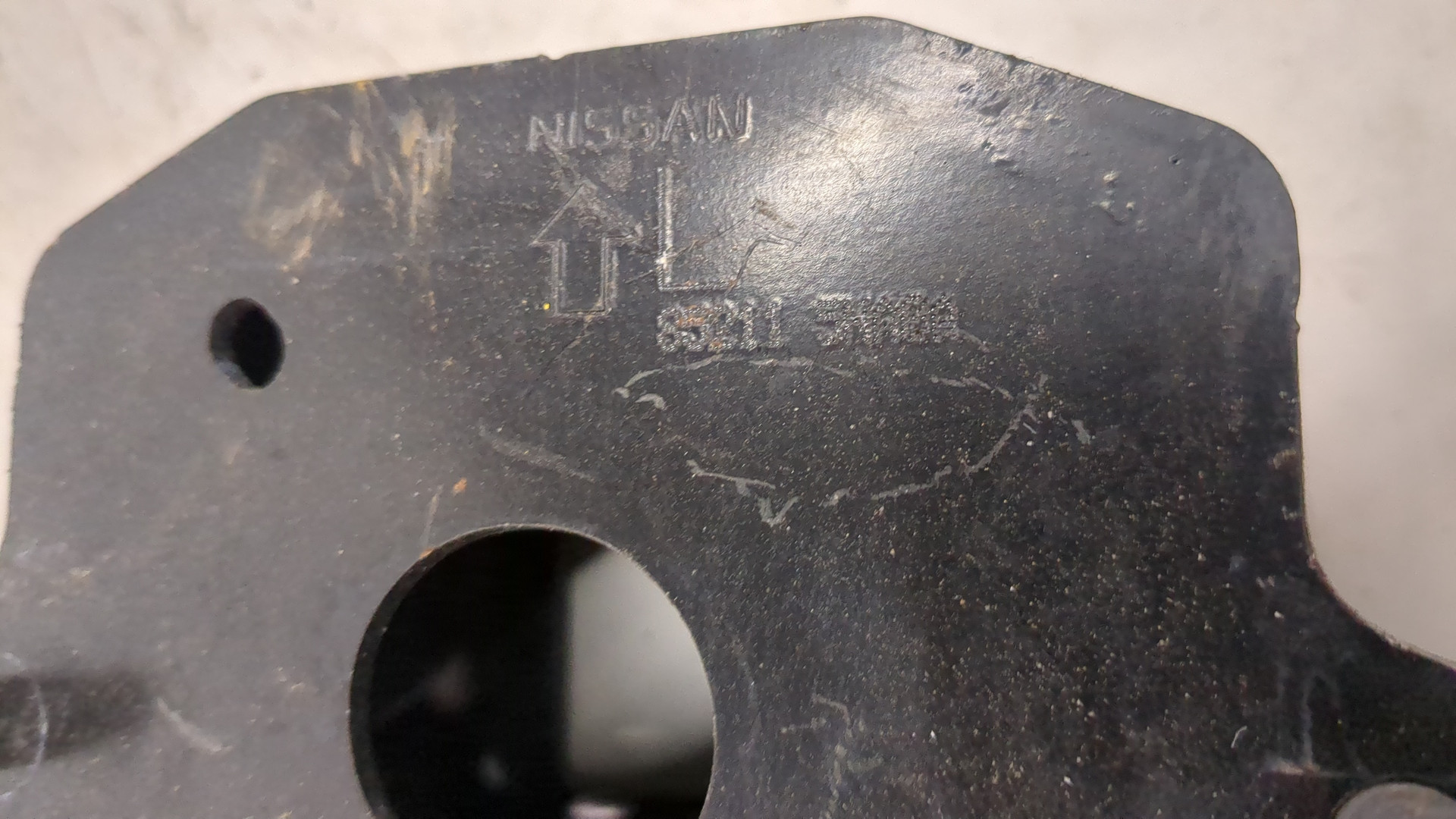 Кронштейн усилителя переднего бампера левый