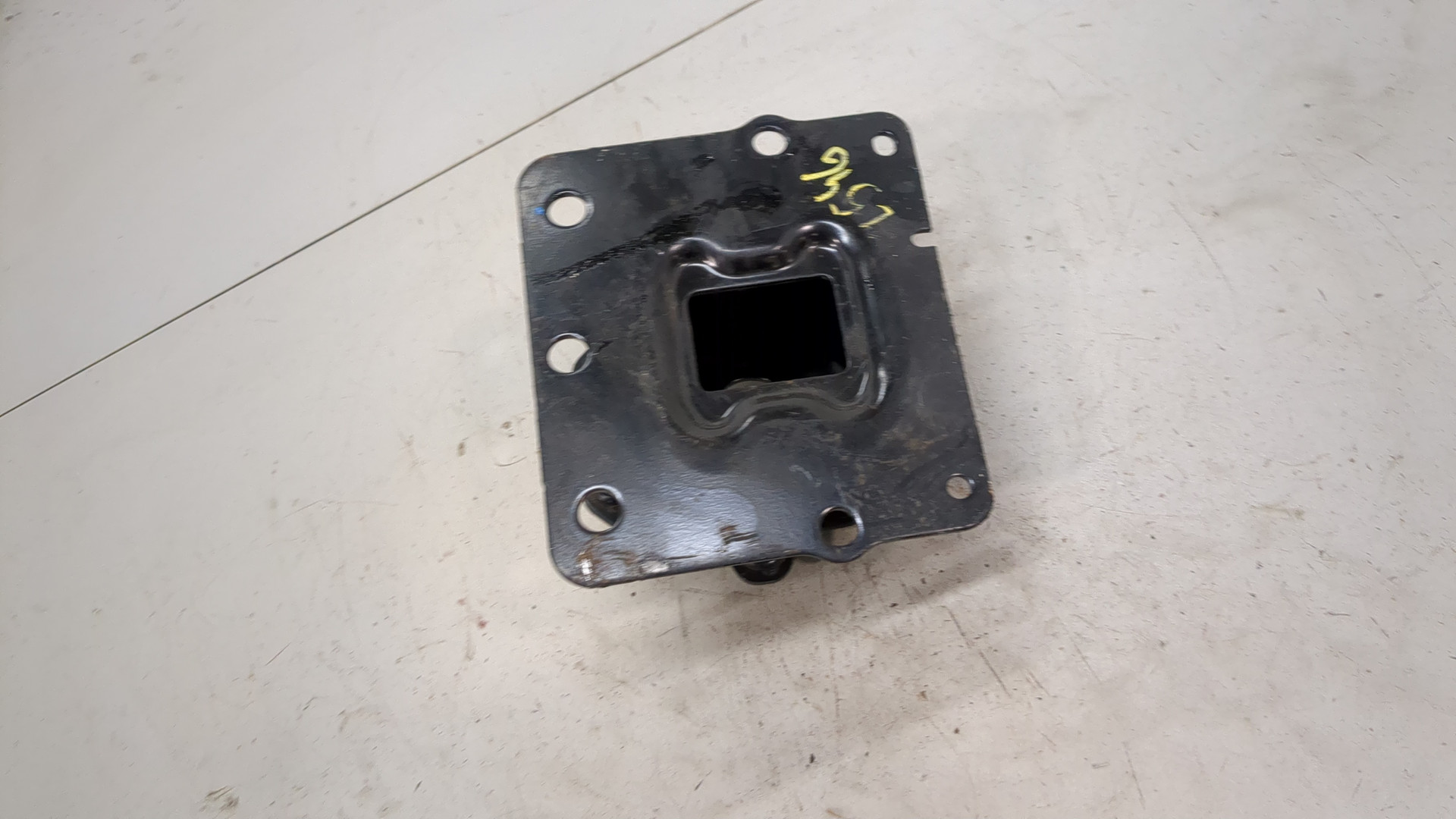 Кронштейн усилителя переднего бампера левый