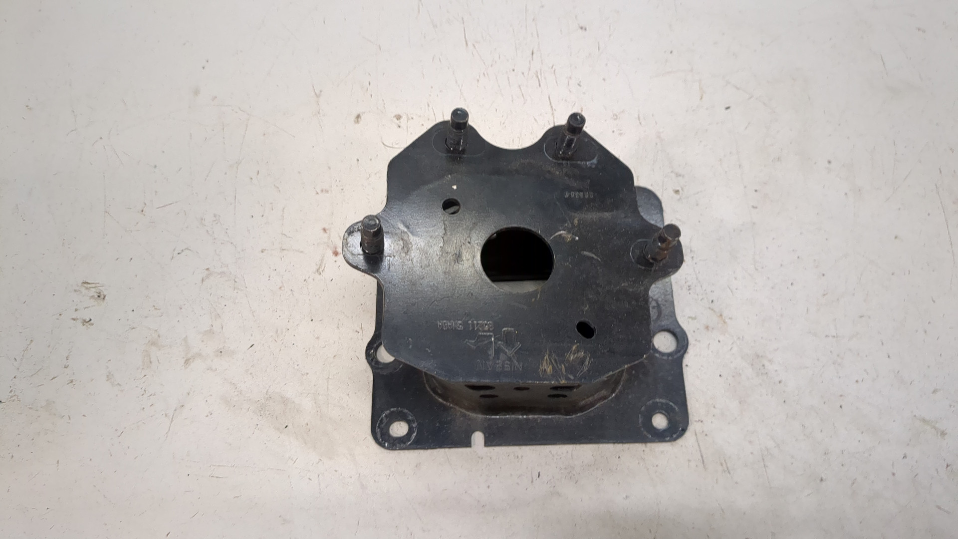 Кронштейн усилителя переднего бампера левый