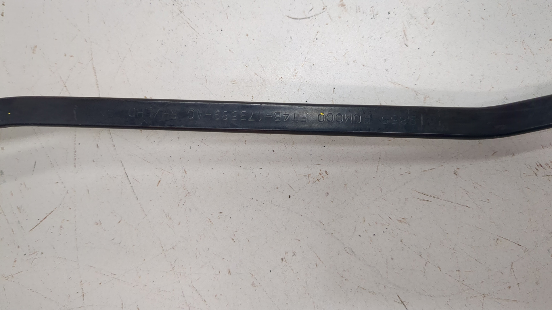 Поводок стеклоочистителя передний правый