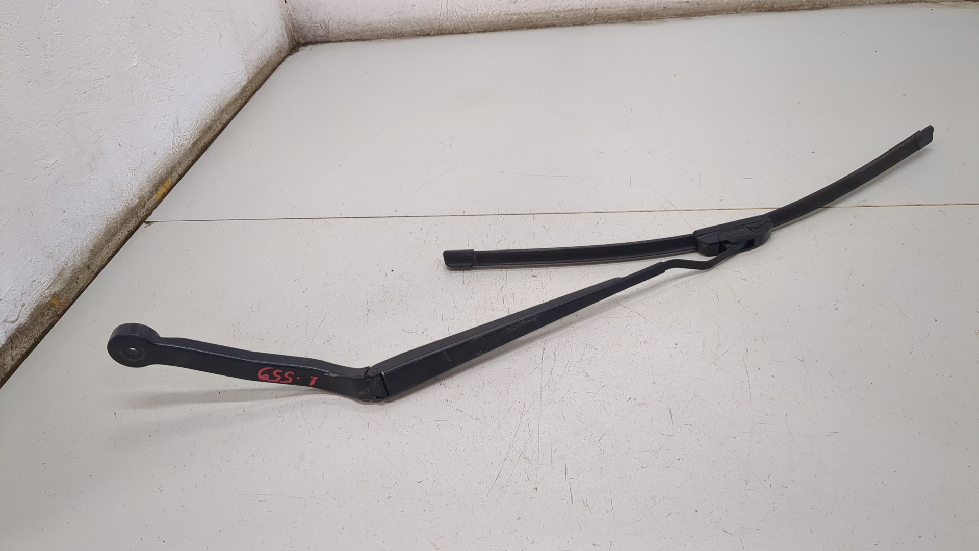 Поводок стеклоочистителя передний левый