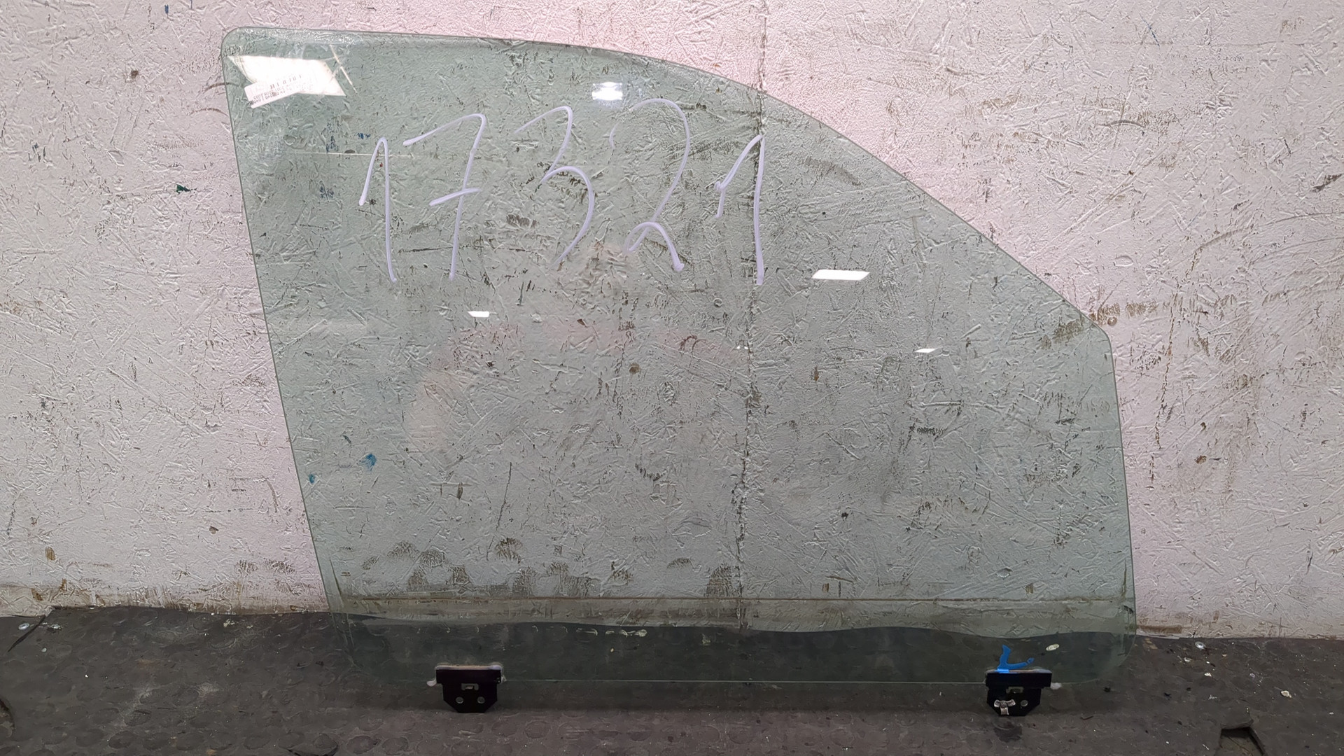 Стекло двери передней правой