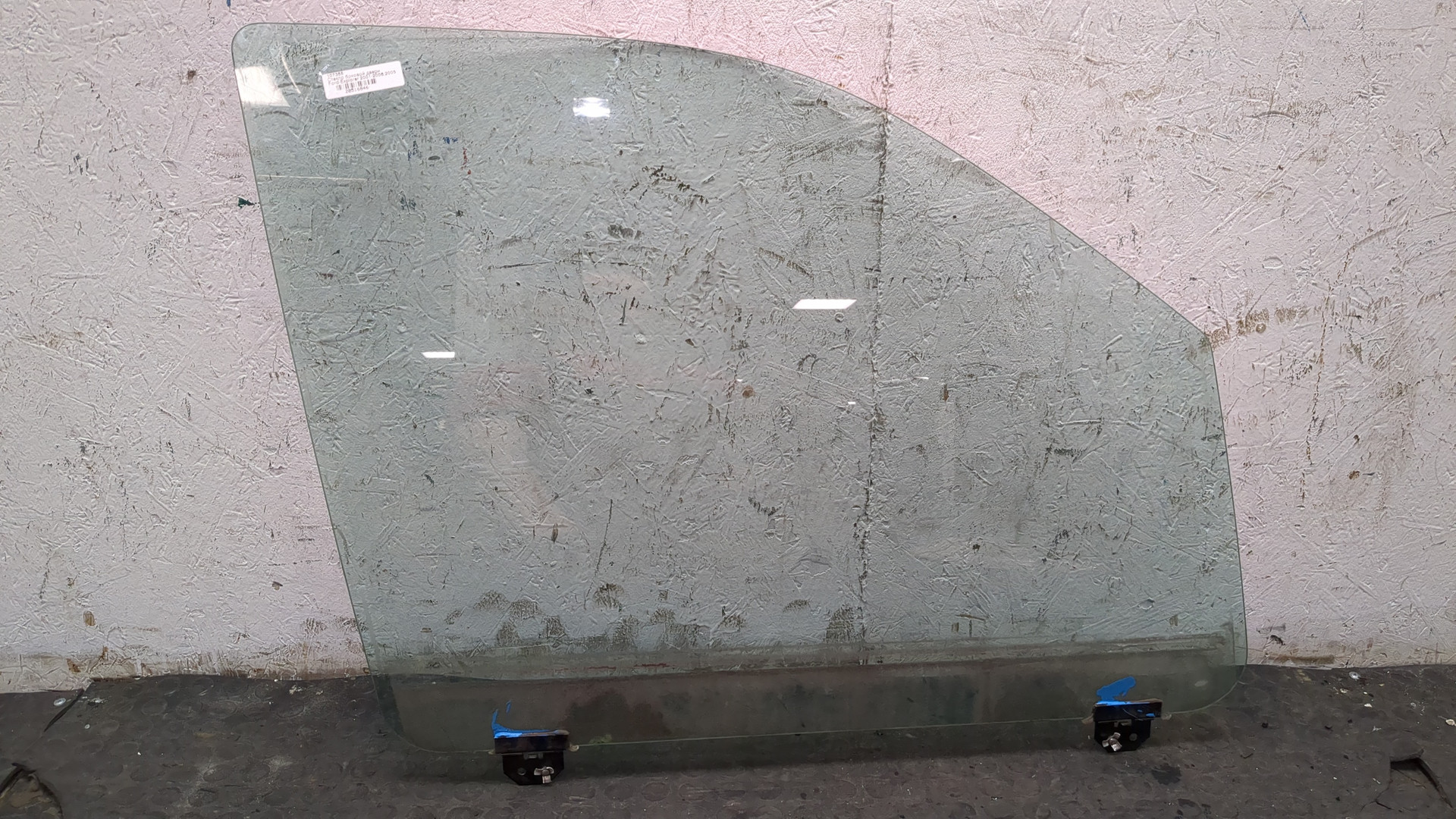 Стекло двери передней правой