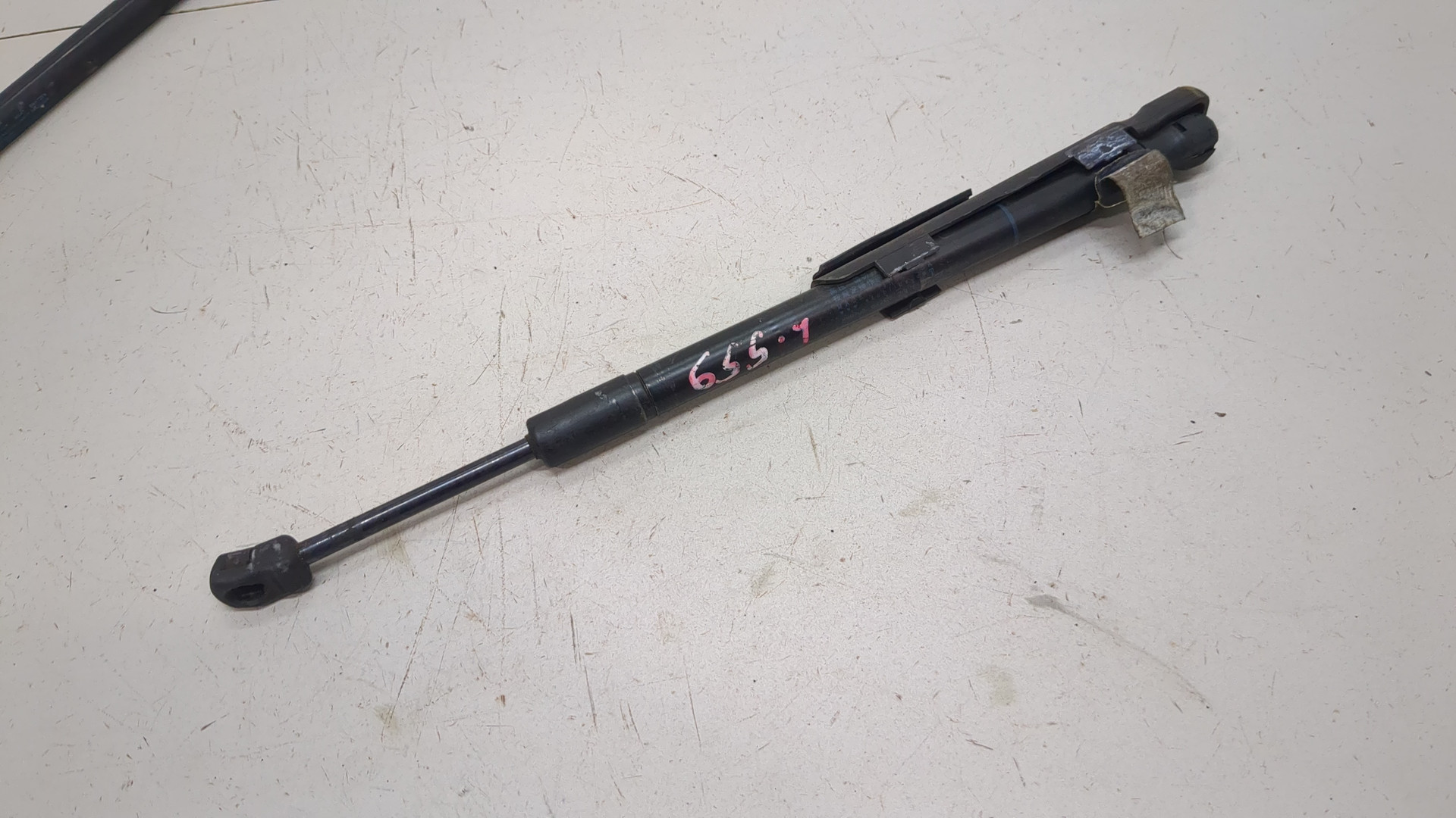 Амортизатор капота