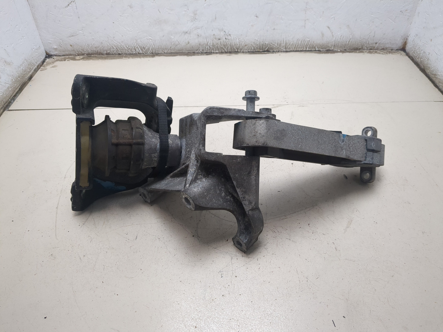 Опора двигателя правая