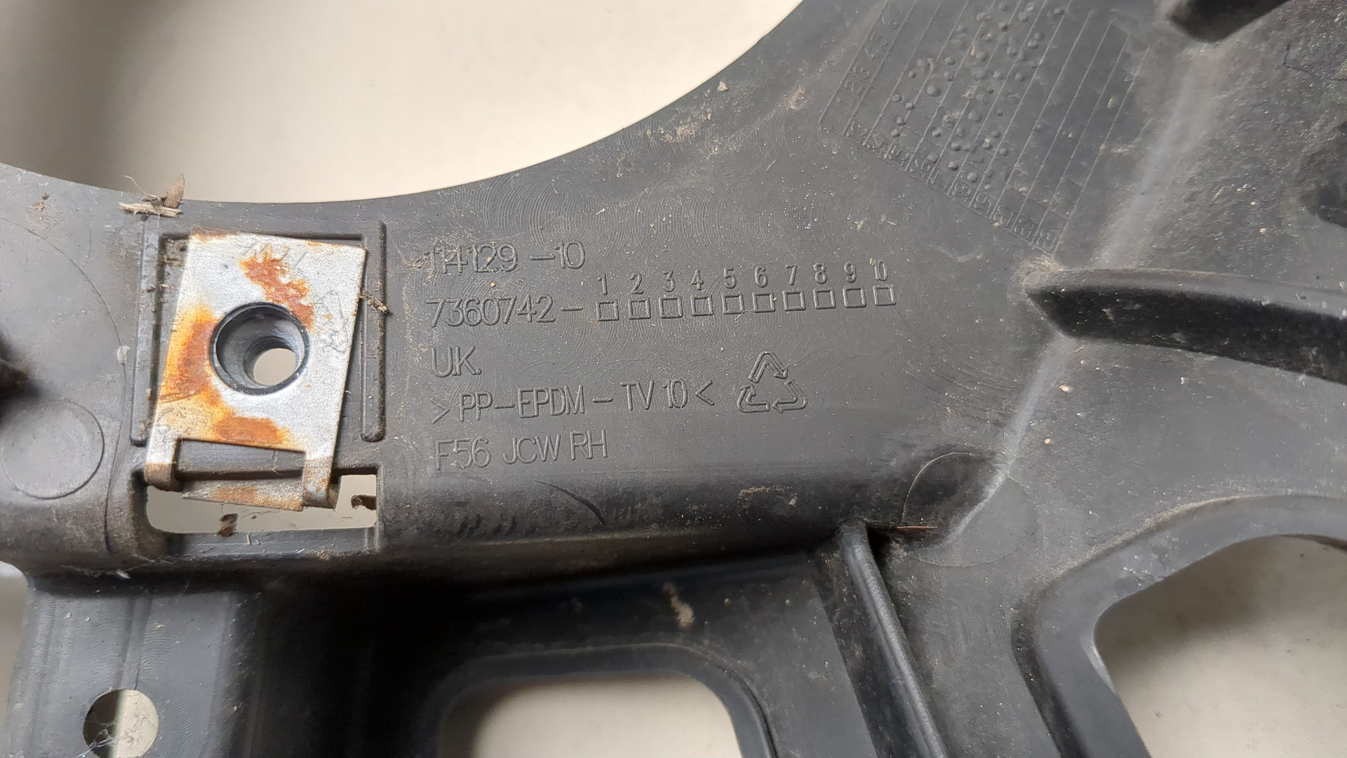 Кронштейн фары противотуманной правой