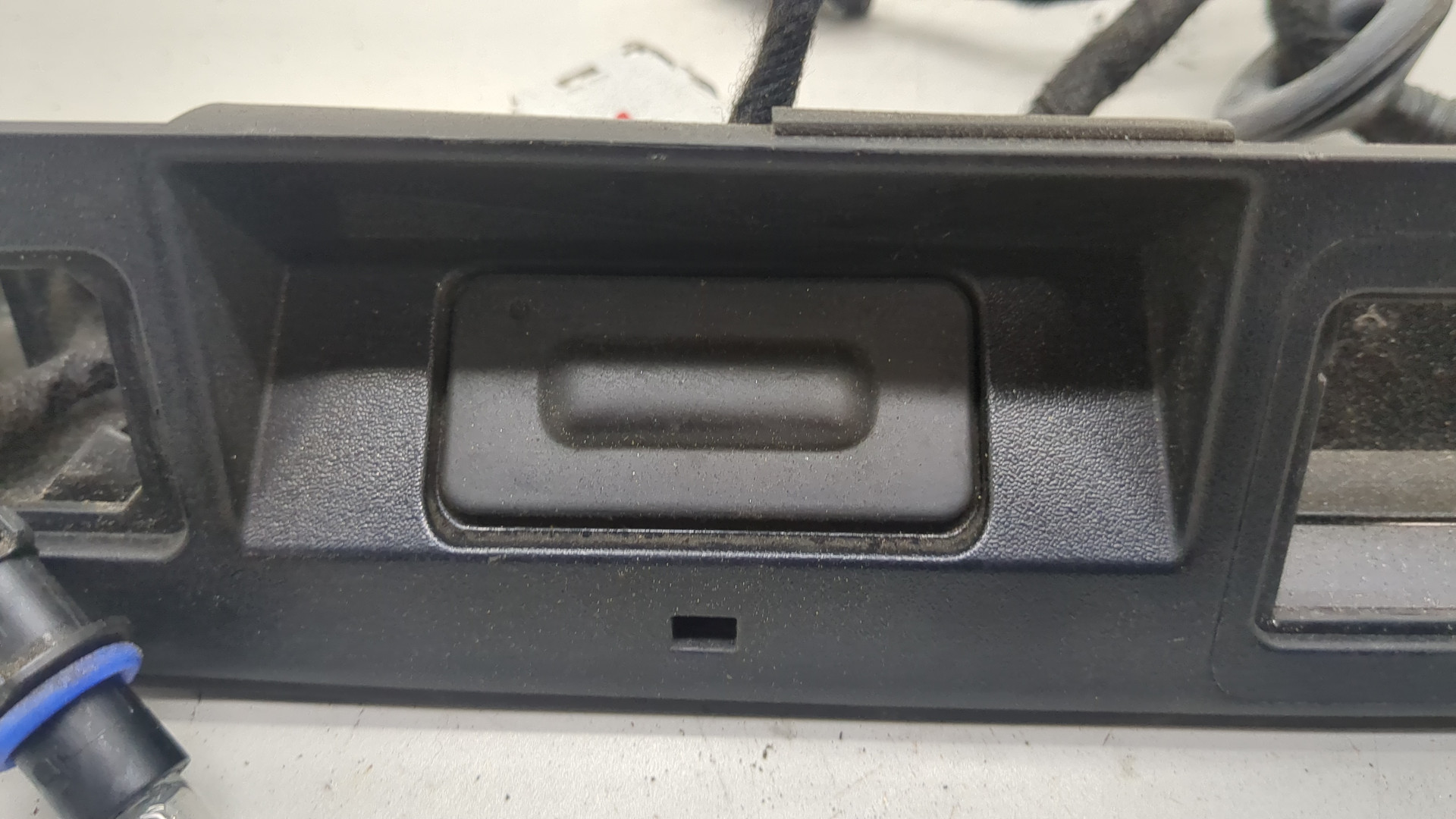 Кнопка открывания багажника