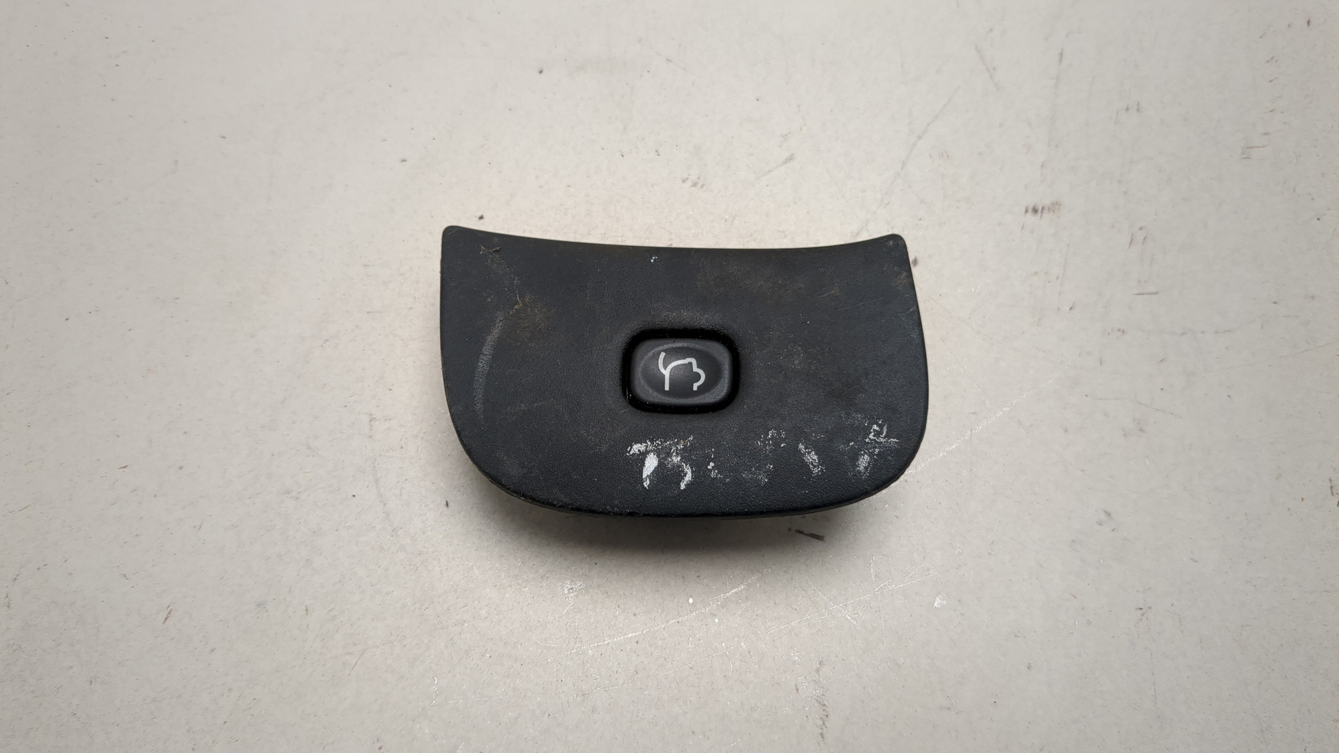 Кнопка открывания багажника