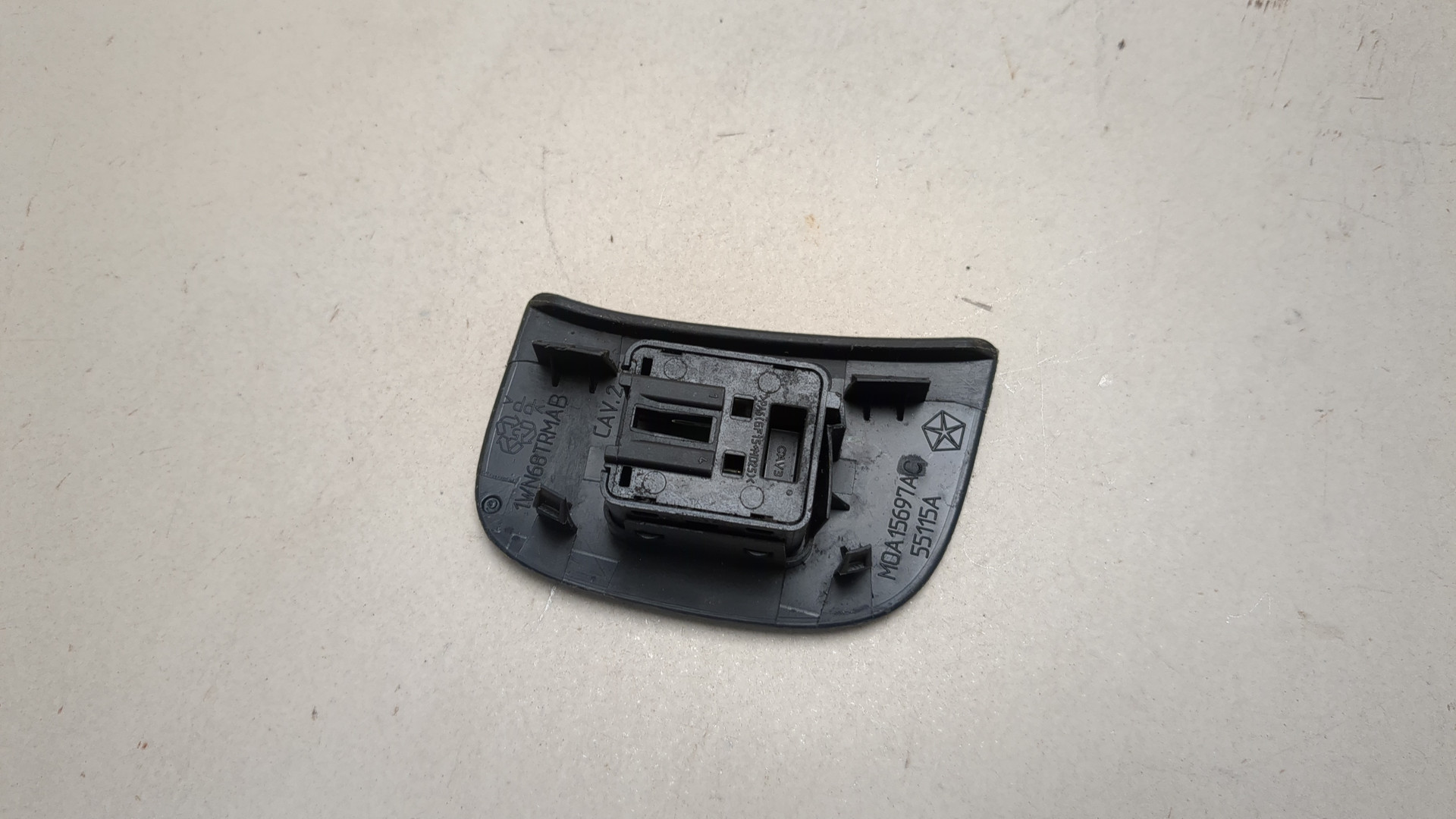 Кнопка открывания багажника