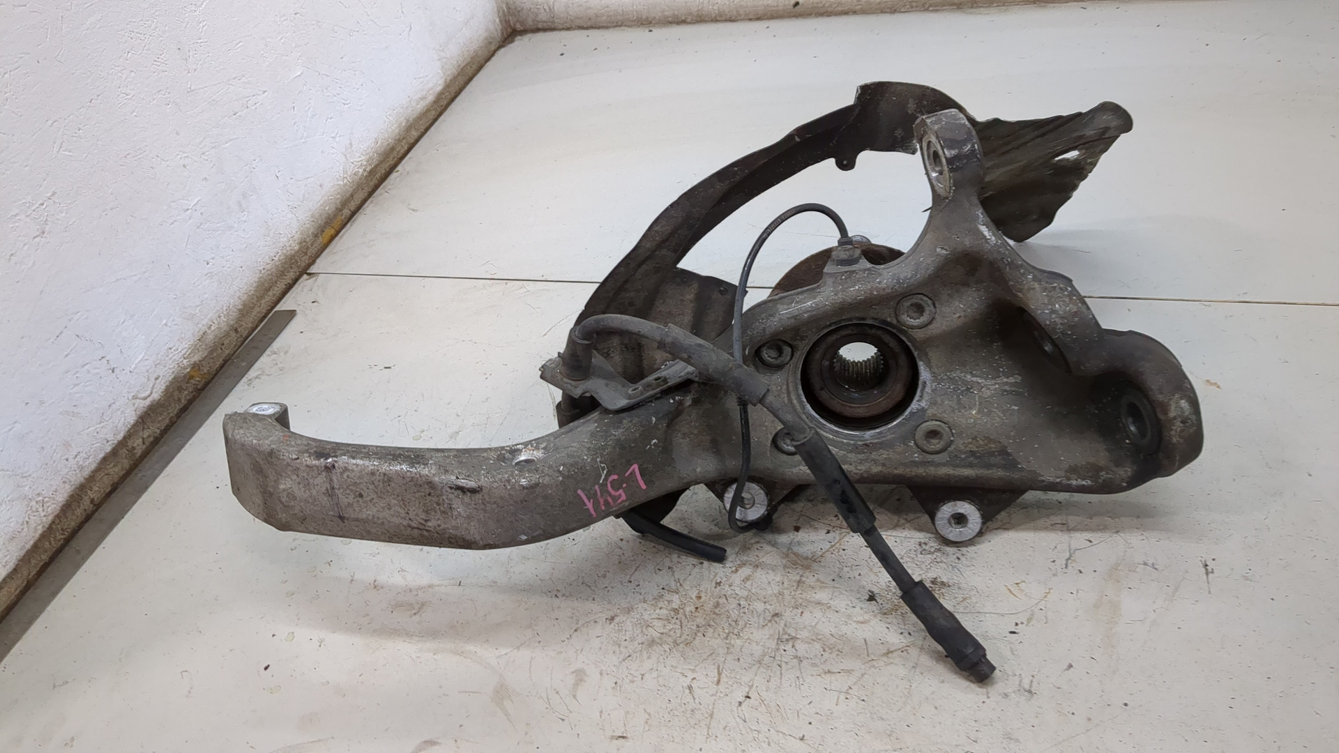 Кулак поворотный передний левый