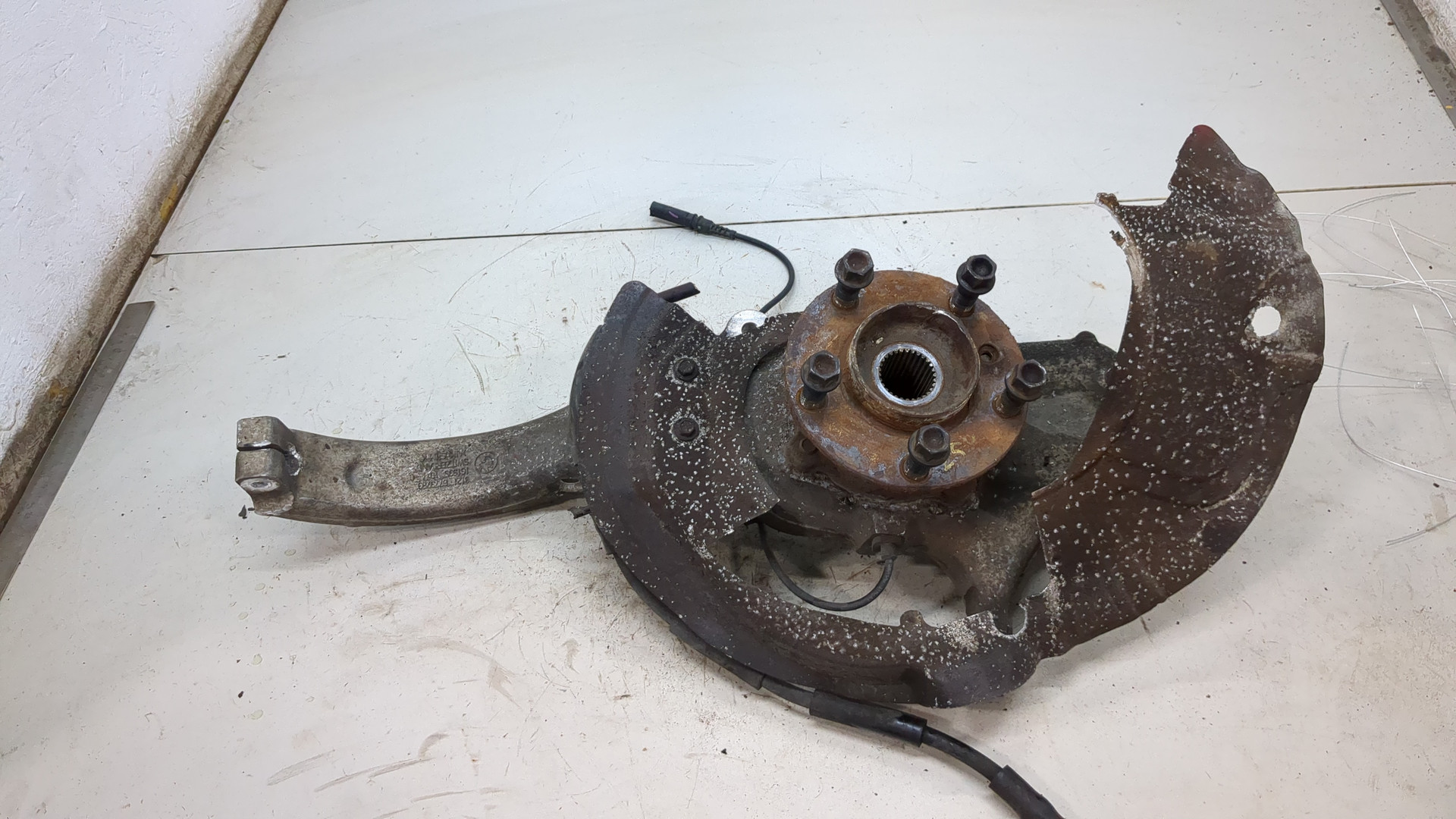 Кулак поворотный передний левый