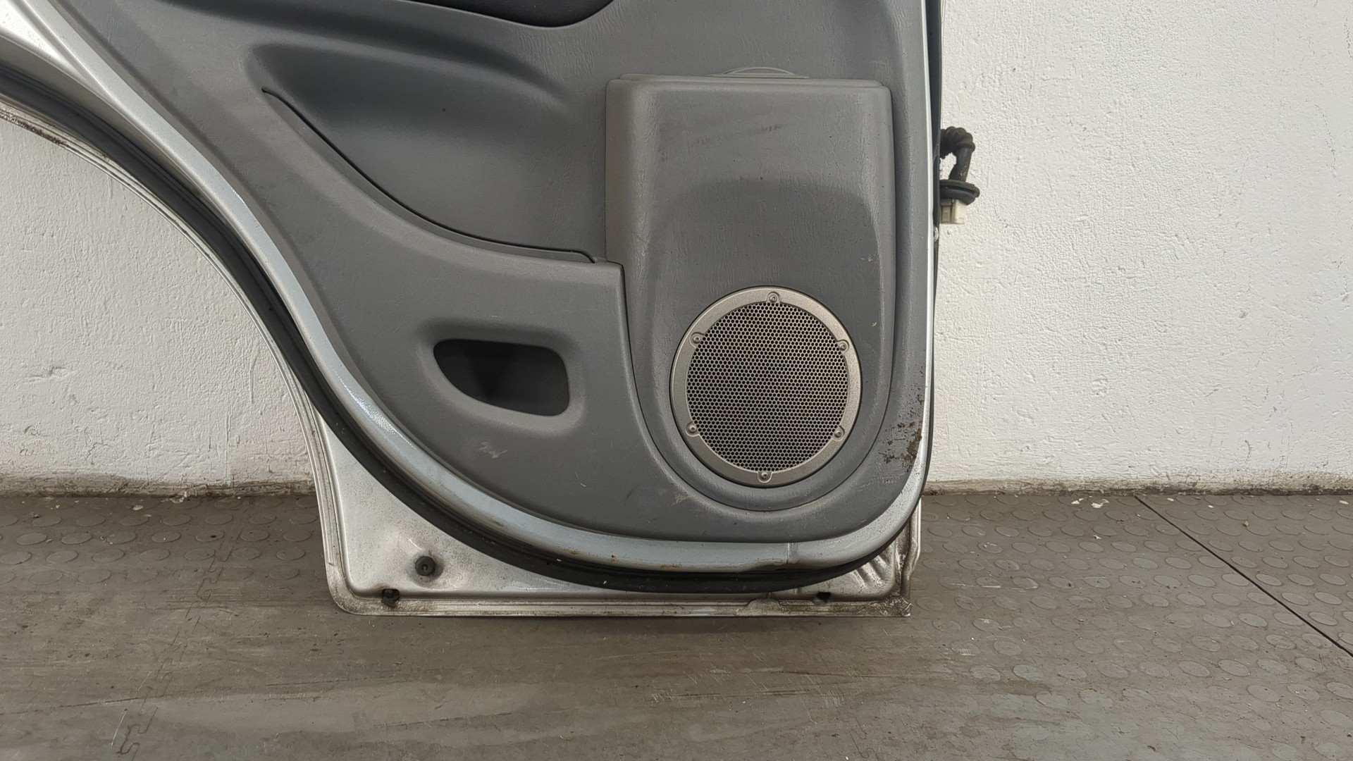 Дверь задняя левая