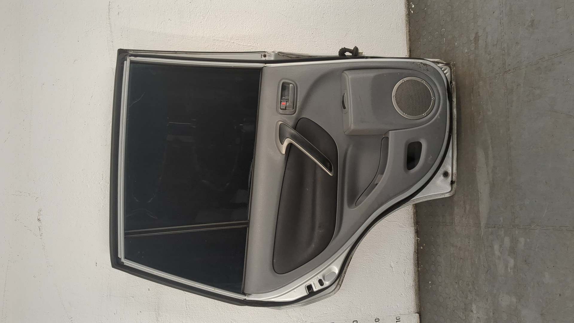 Дверь задняя левая