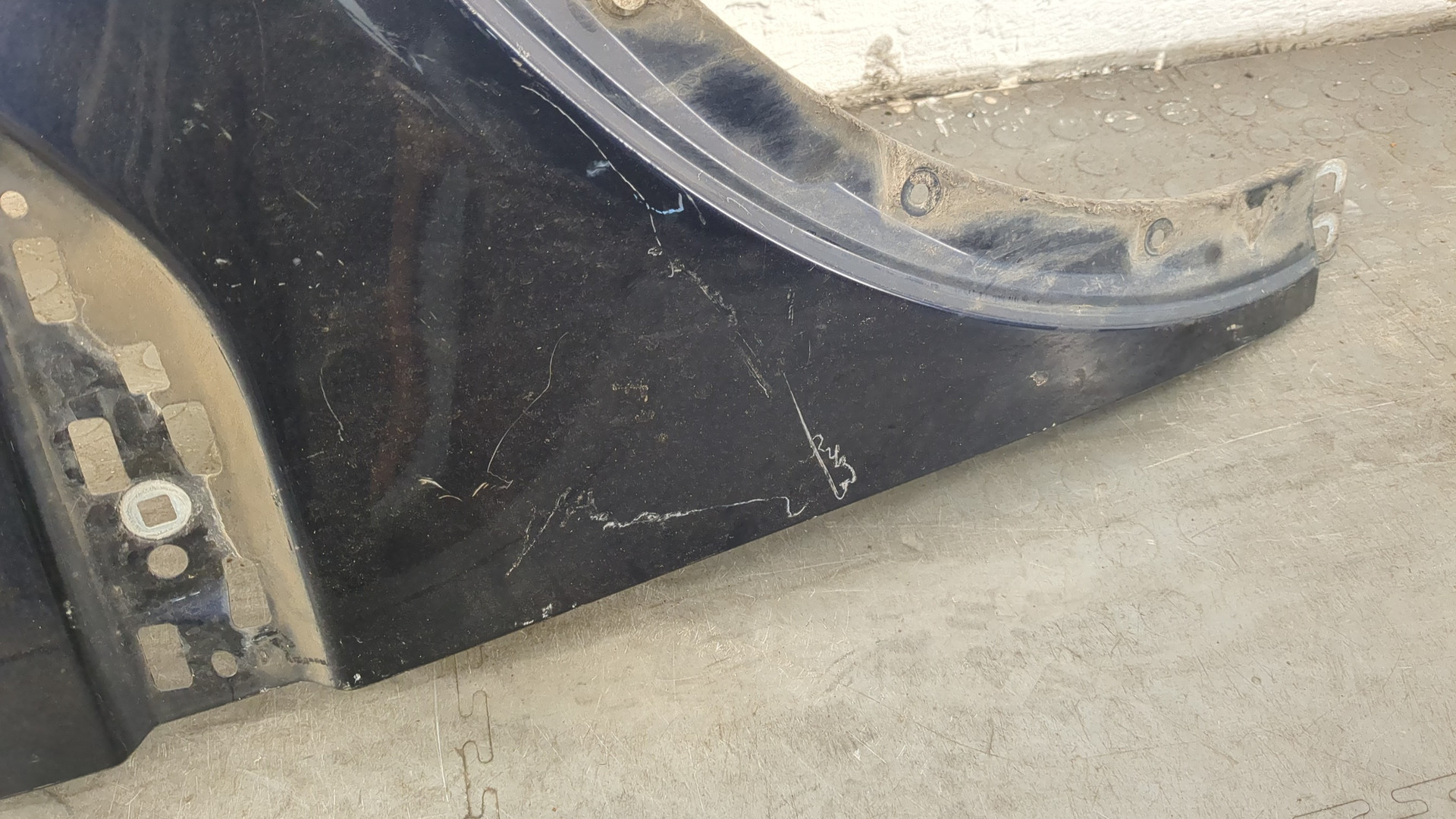 Крыло переднее правое