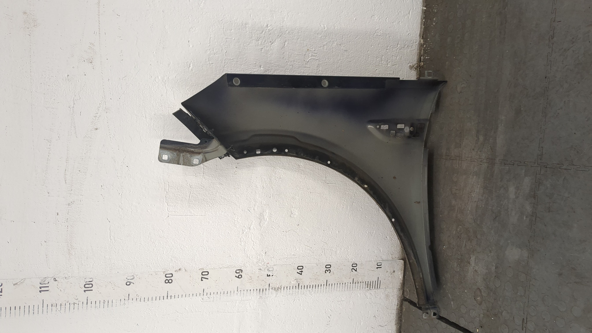 Крыло переднее правое