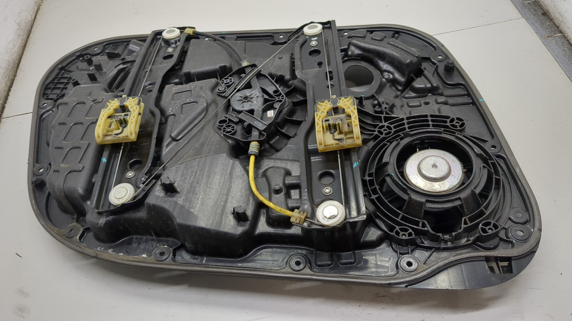 Стеклоподъемник электр. задний правый