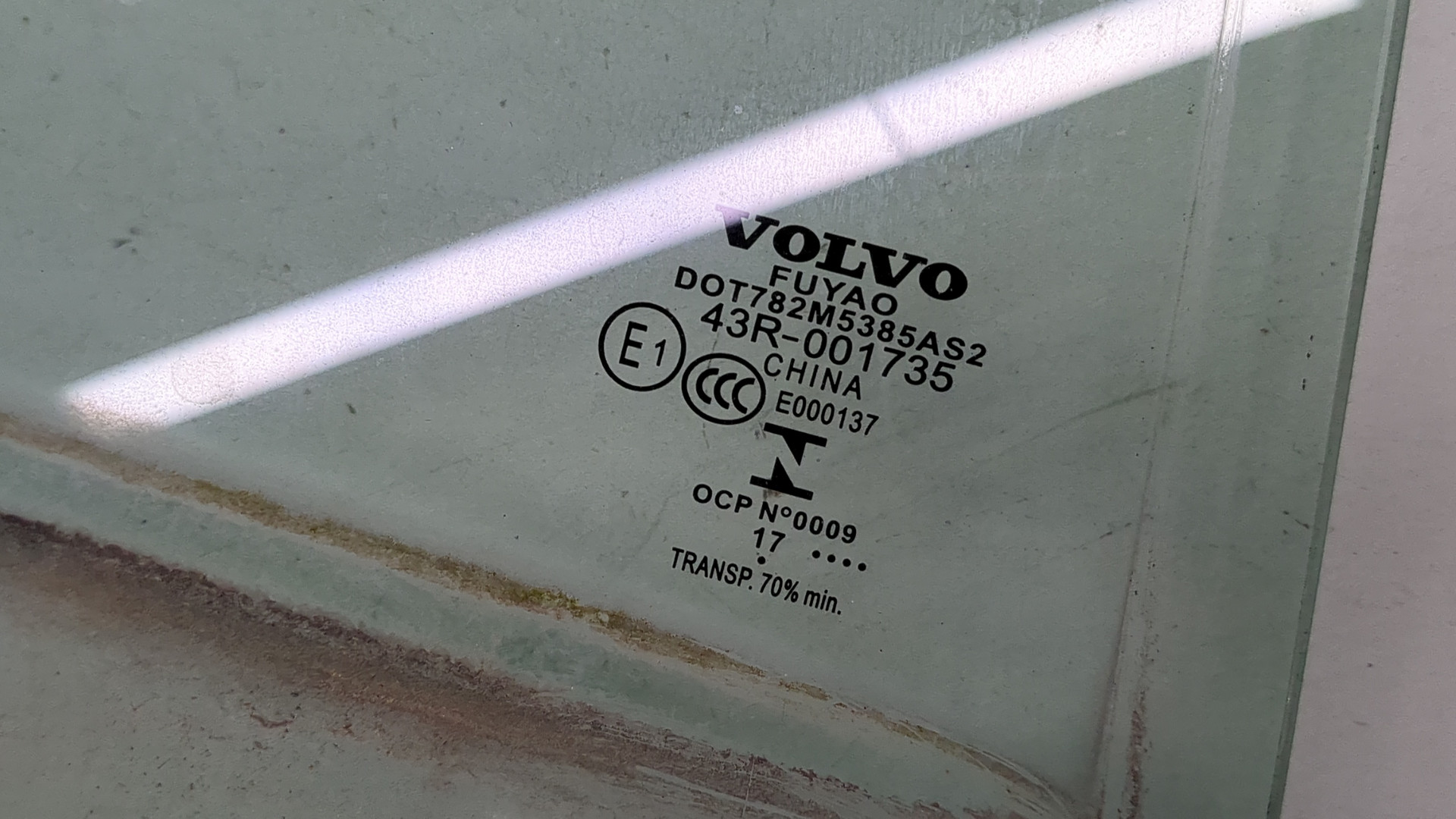 Стекло двери задней правой