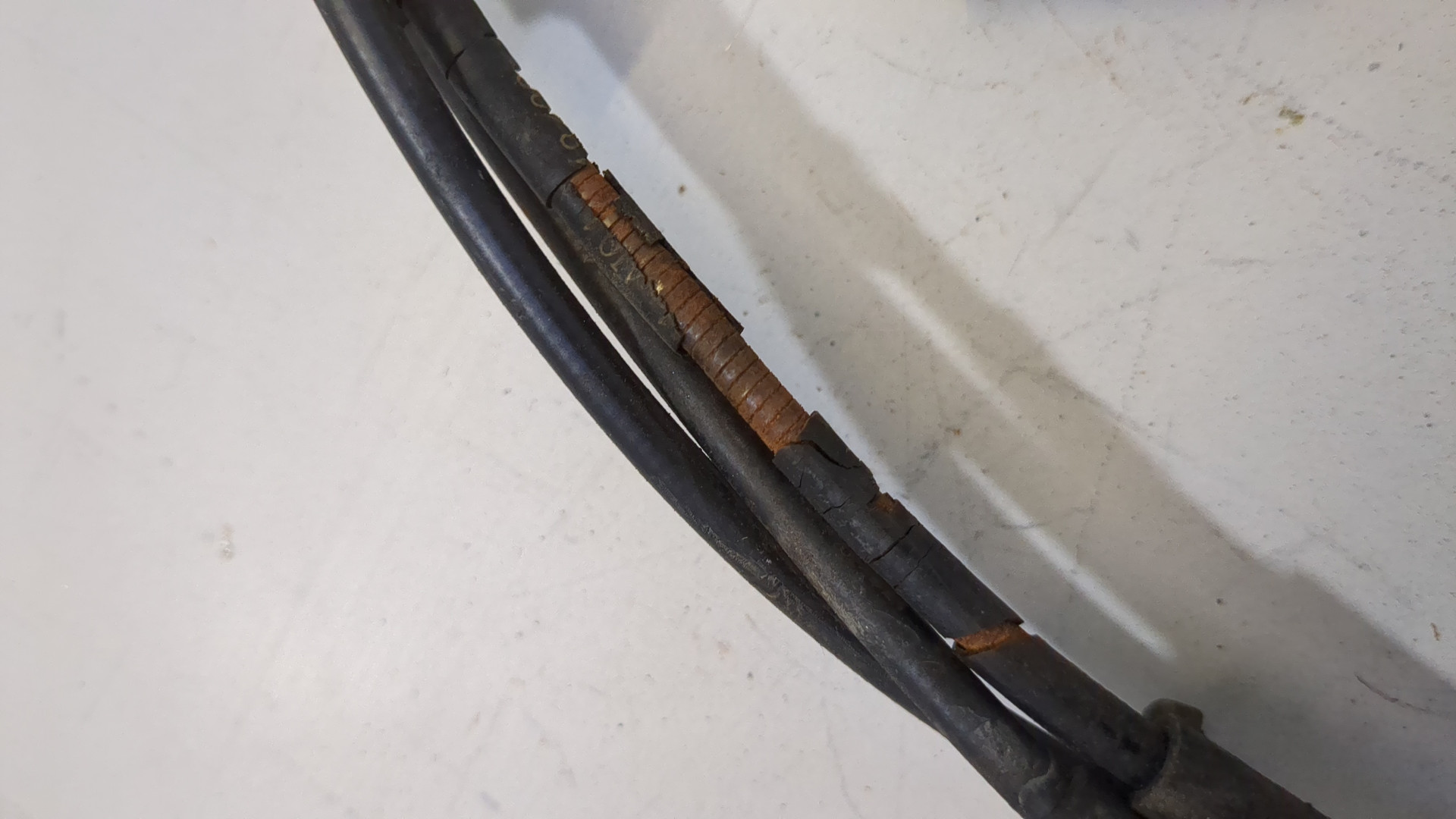 Замок капота