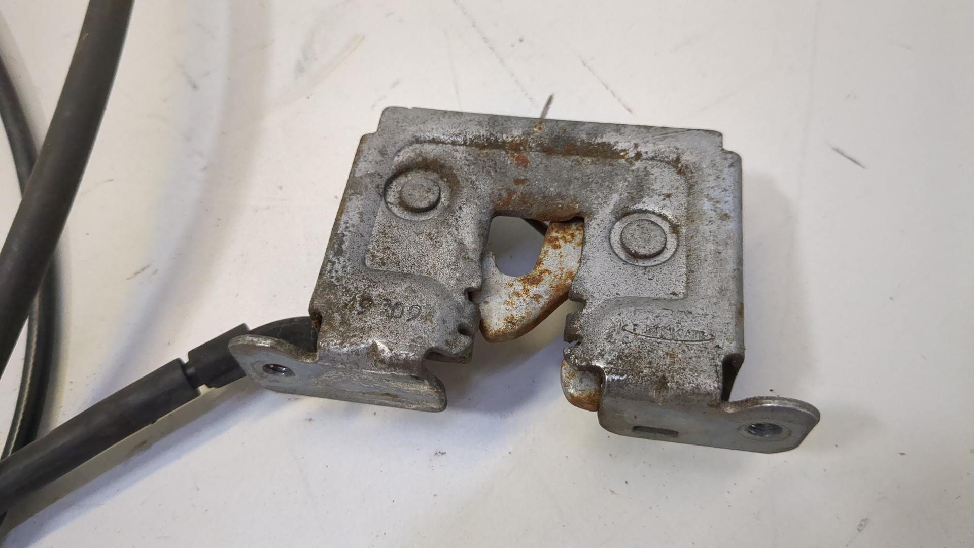 Замок капота