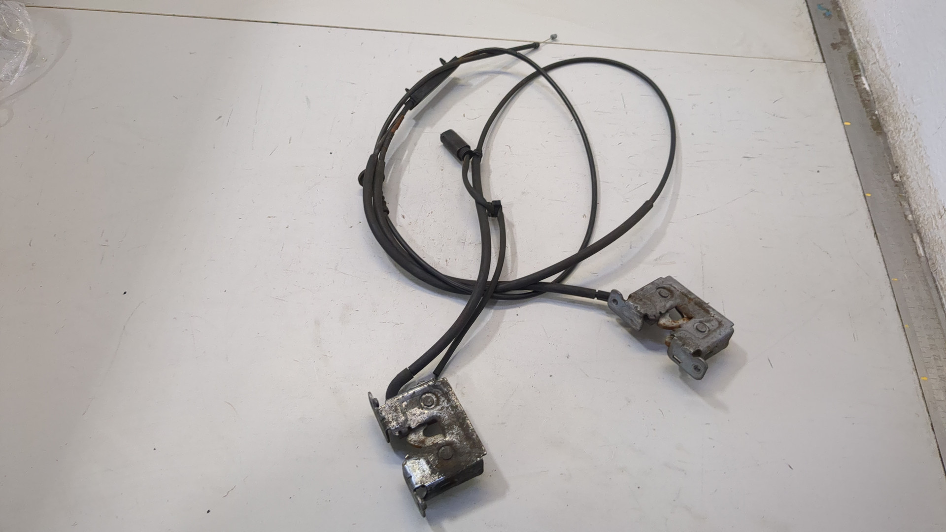 Замок капота